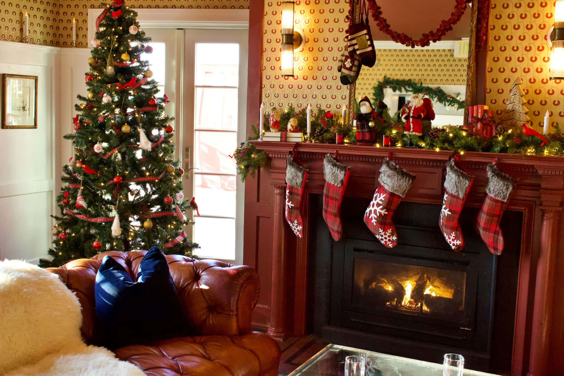 Traditional Christmas Living Room Decor Wallpaper