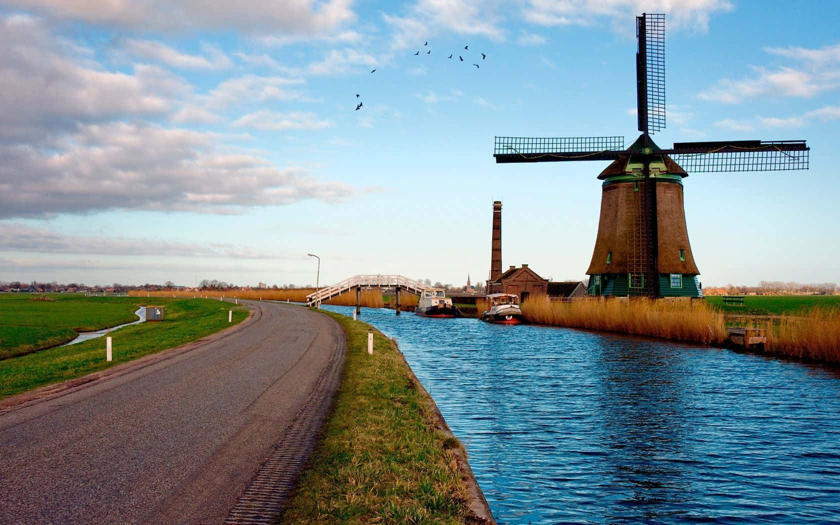 Traditionele Nederlandse Windmolen Bij Waterweg Achtergrond