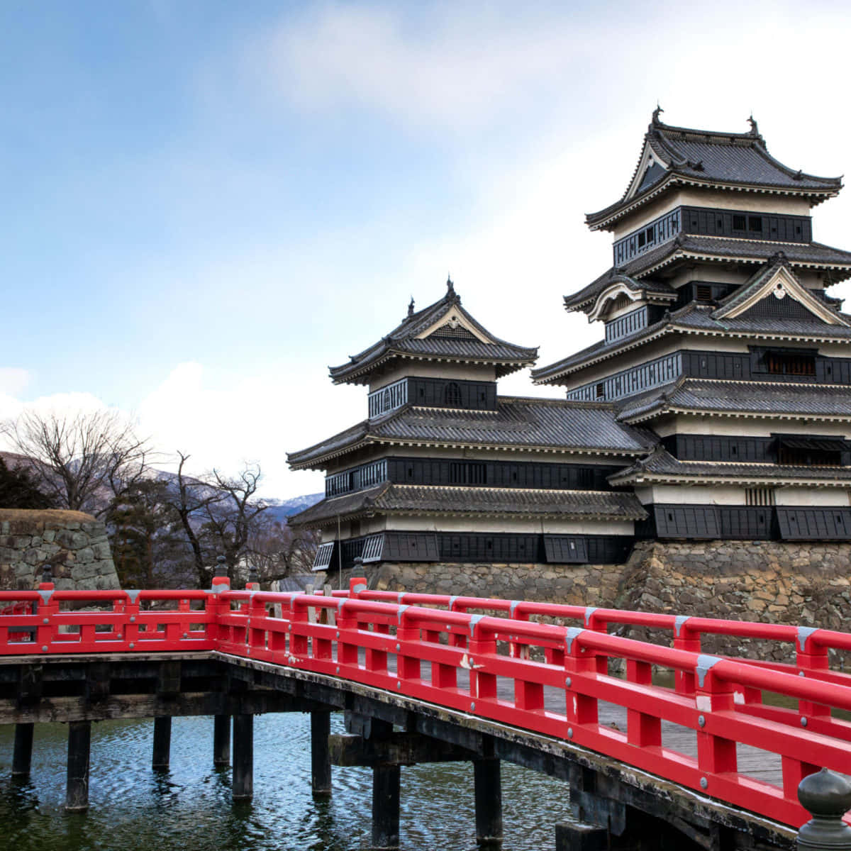 Pontetradicional Japonesa De Madeira Sobre O Fosso Do Castelo De Matsumoto. Papel de Parede