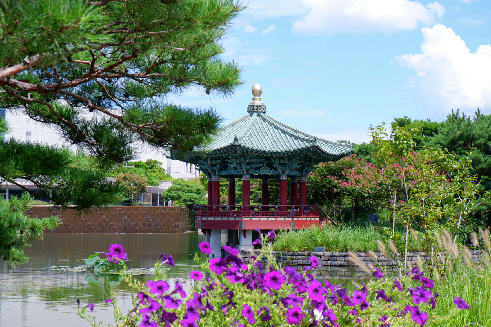 Traditioneel Koreaans Paviljoen Bij Water Achtergrond