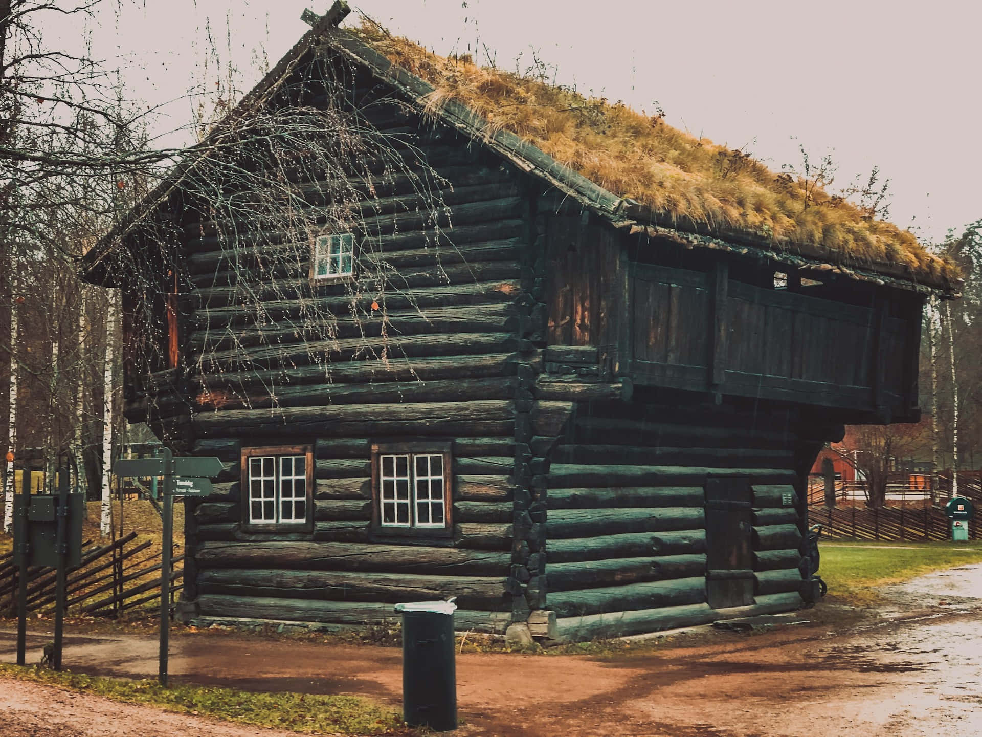 Traditionele Houten Hut Met Grasdak Achtergrond