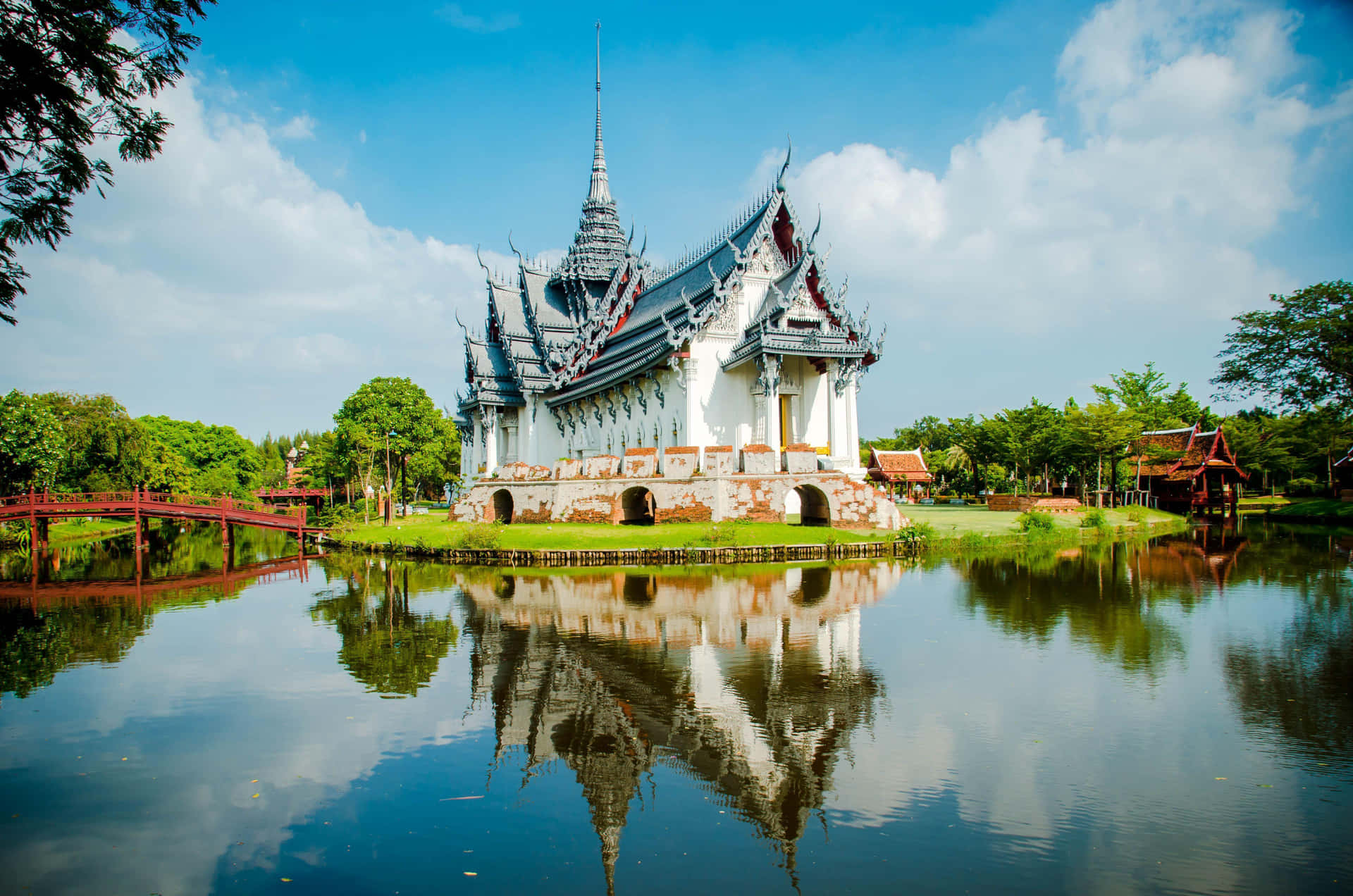 Traditional Thai Palace Reflection Wallpaper