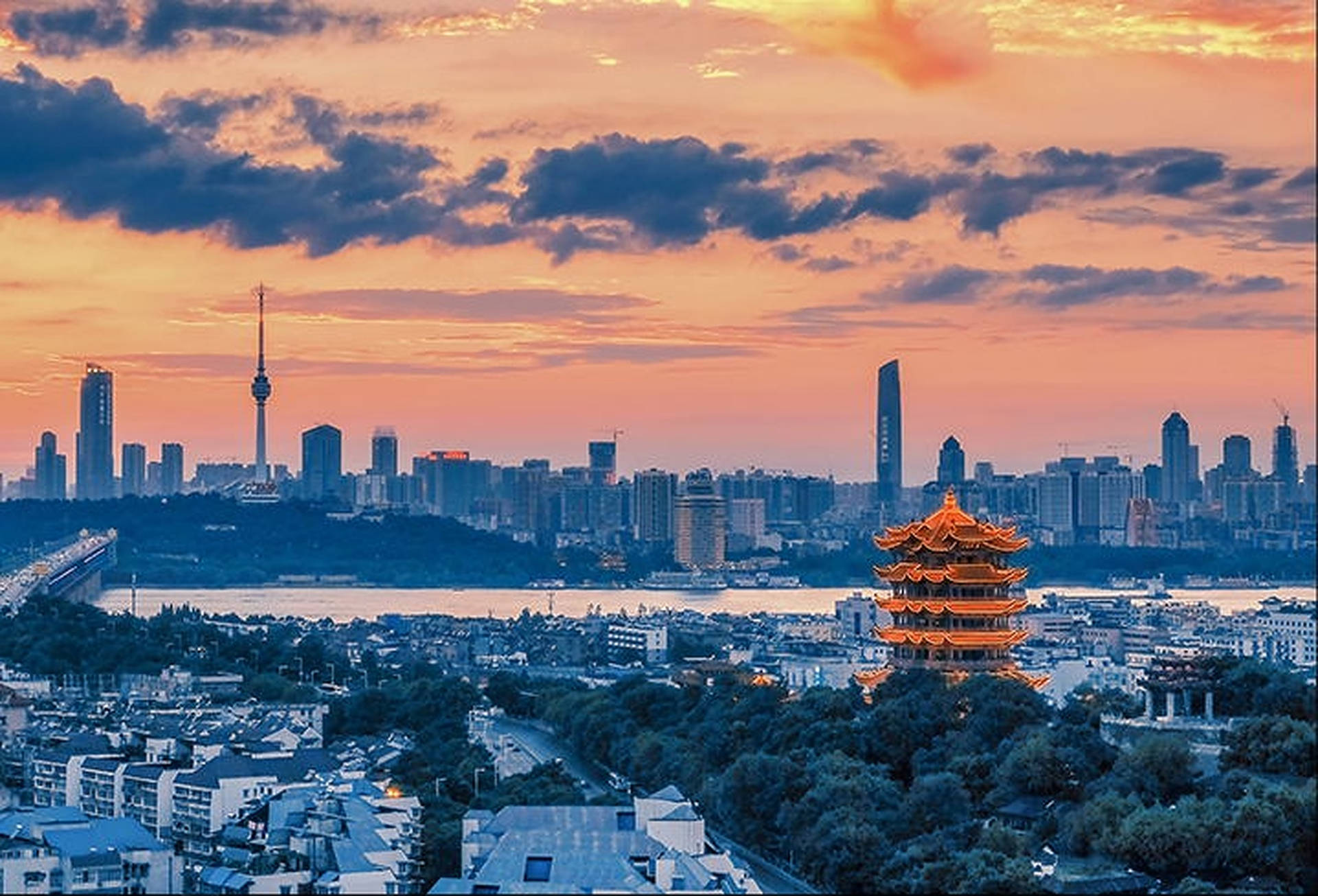Torretradicional De La Grulla Amarilla En Wuhan Fondo de pantalla