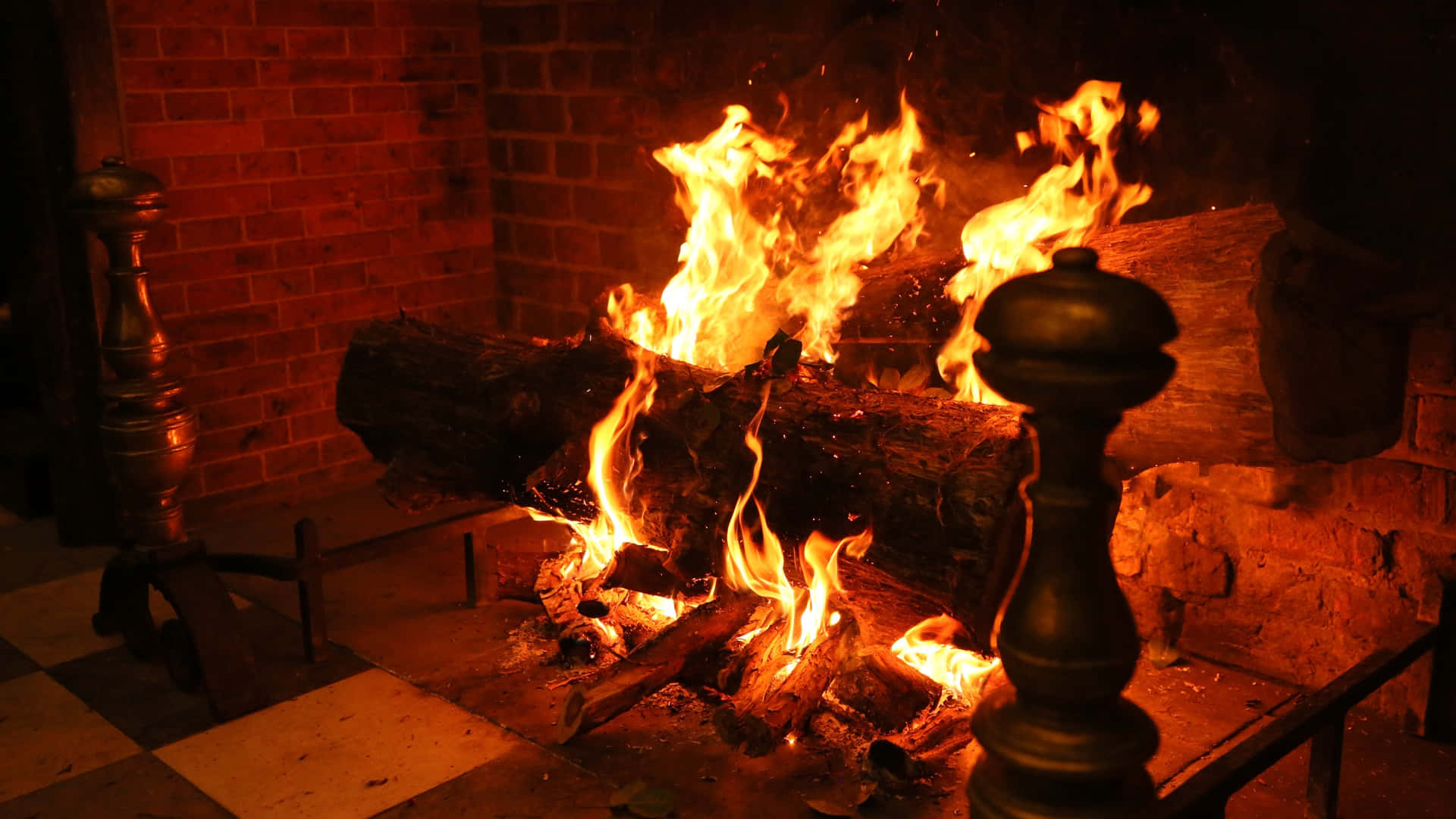 Traditional Yule Log Fire Wallpaper
