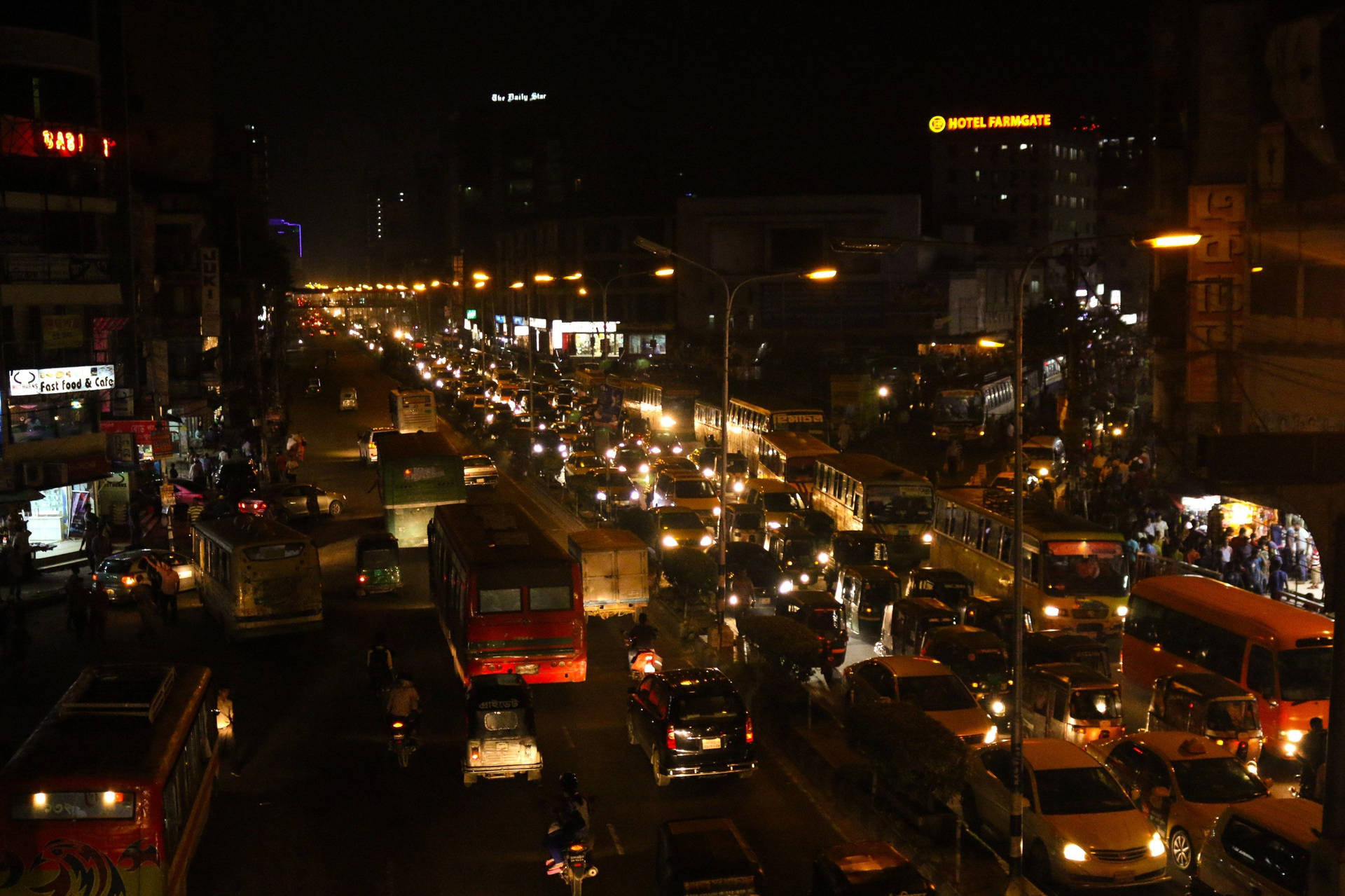 Verkehrauf Den Straßen Von Dhaka Wallpaper