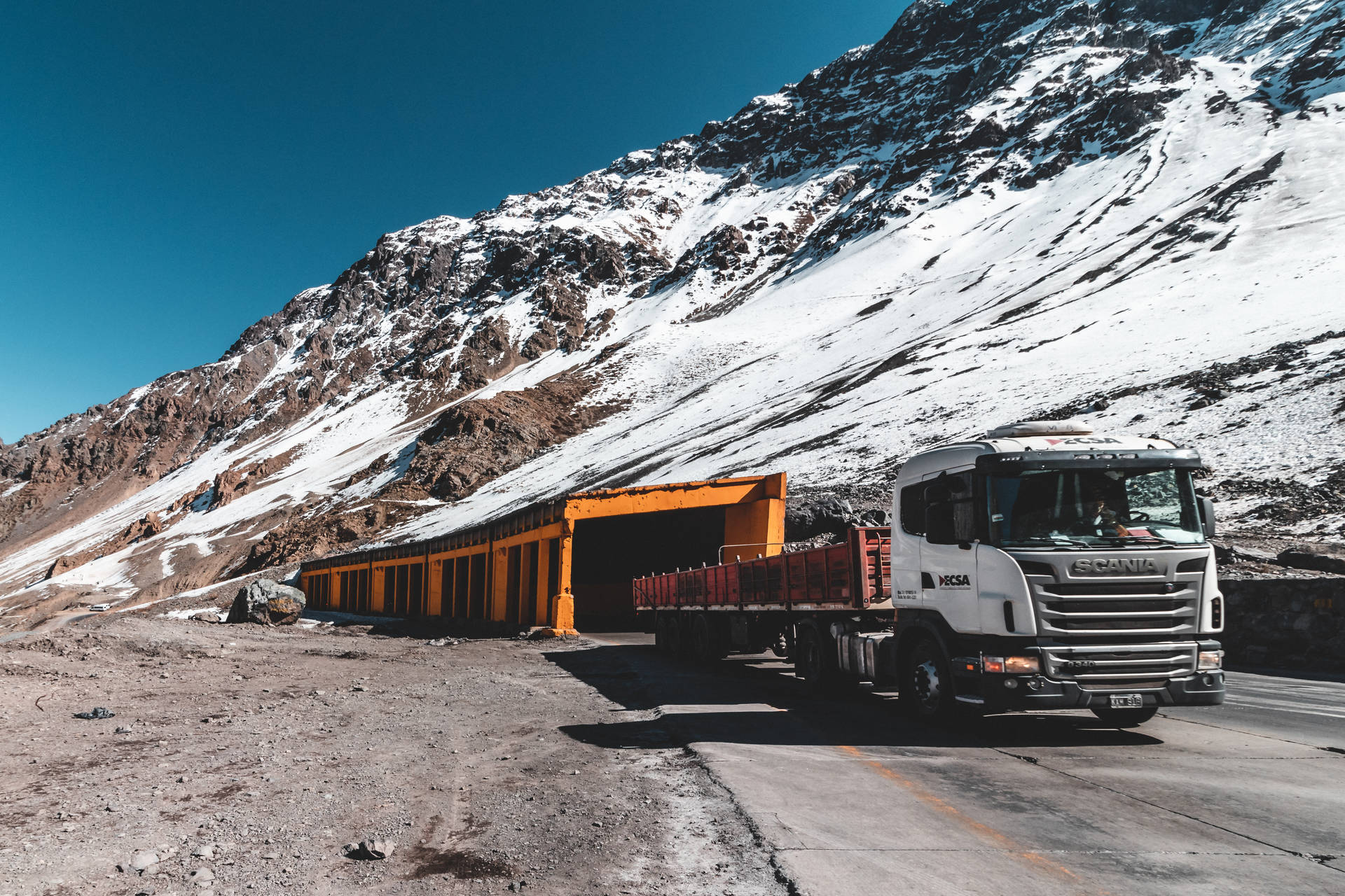 Caminhãotrailer Nas Montanhas Dos Andes. Papel de Parede
