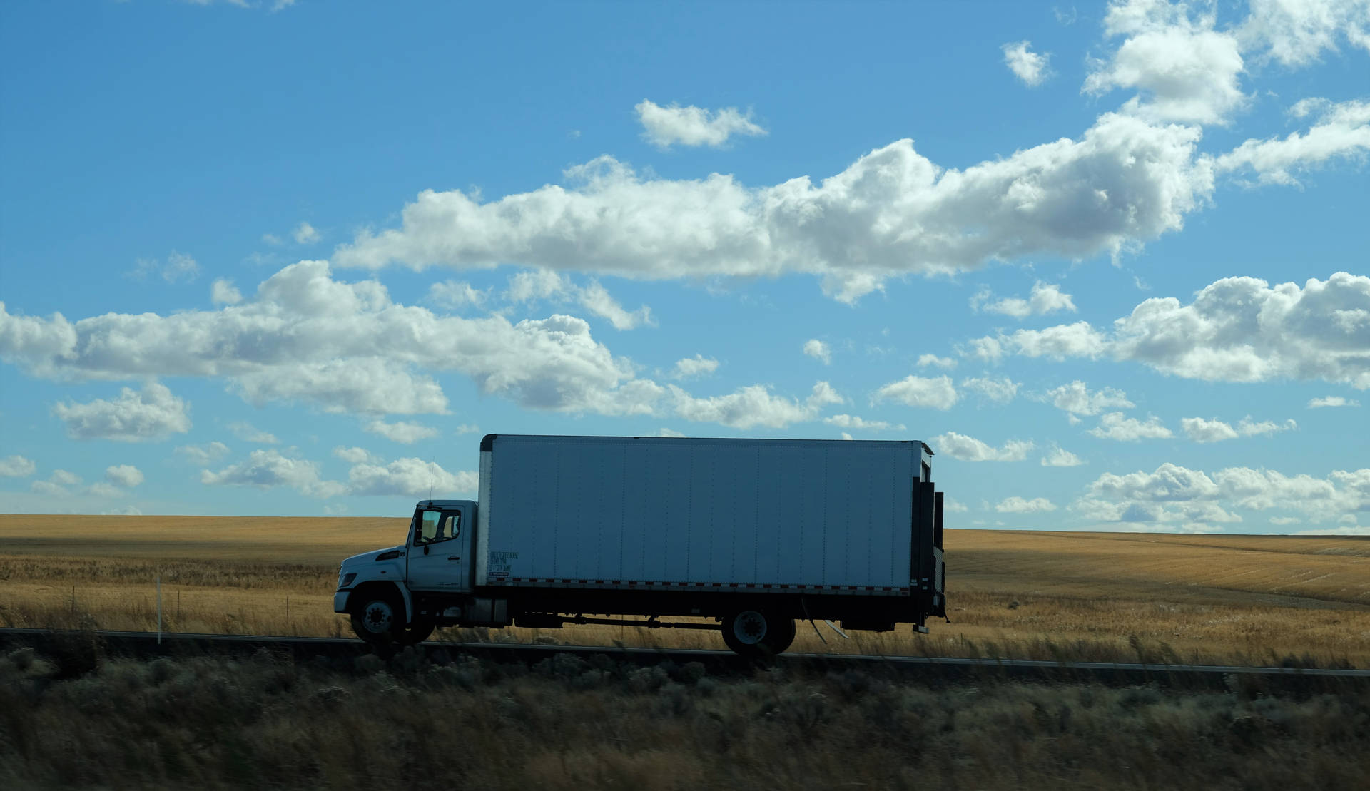 Trailer Truck Parkeret Grass Field Wallpaper