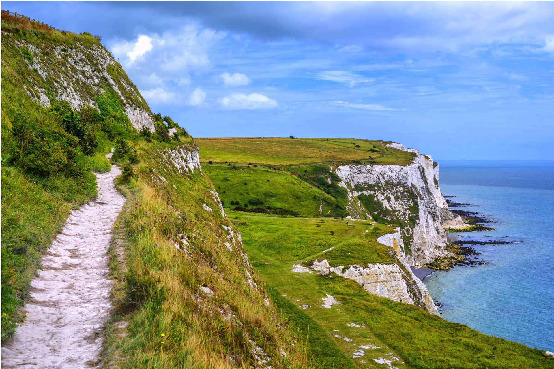 Majestic Walking Trails at the White Cliffs of Dover Wallpaper