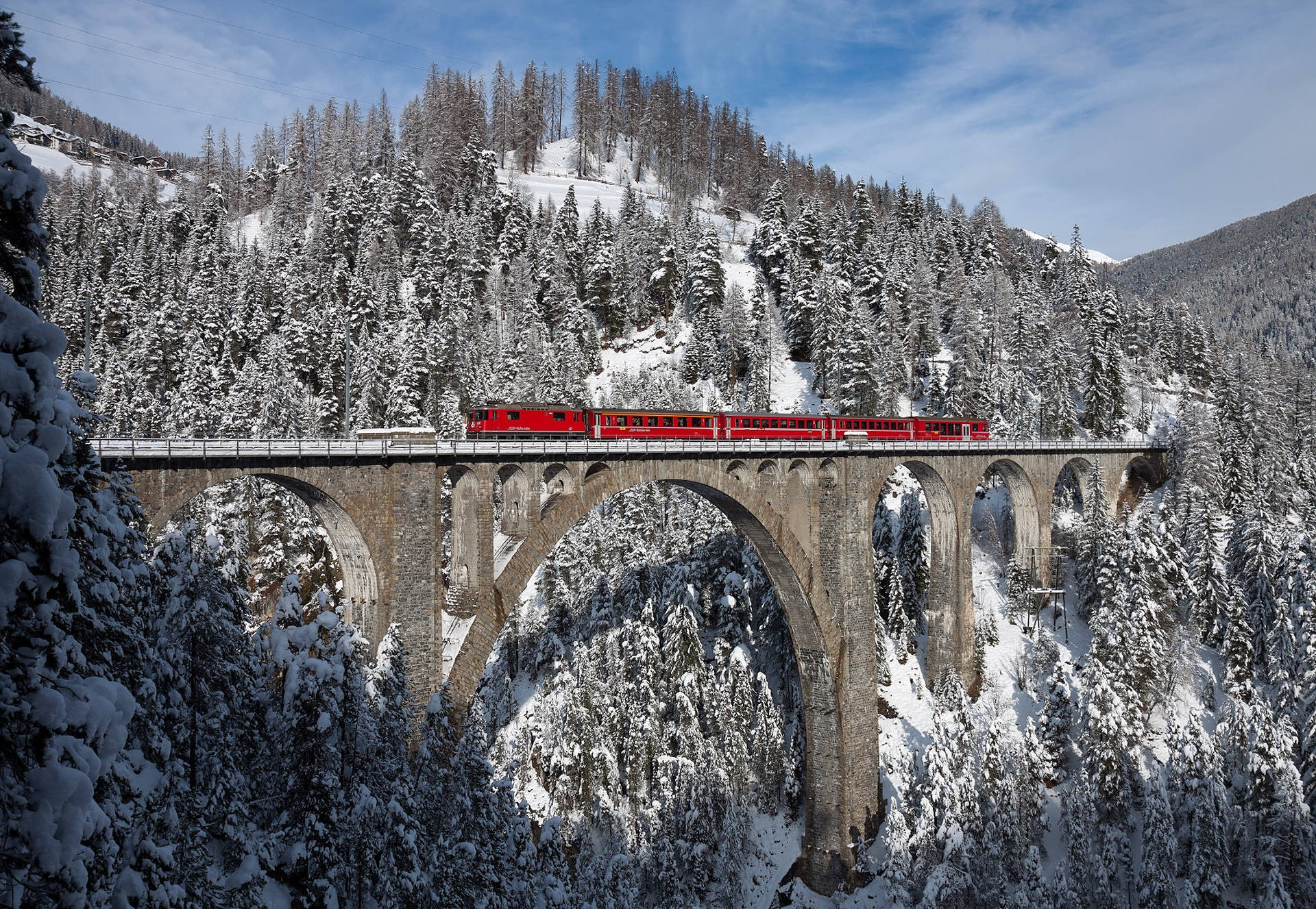 Treno Sulle Alpi Svizzere Sfondo