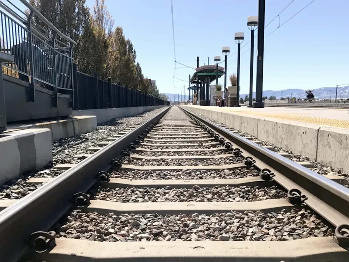Unatraccia Ferroviaria Con Una Piattaforma E Una Stazione Ferroviaria