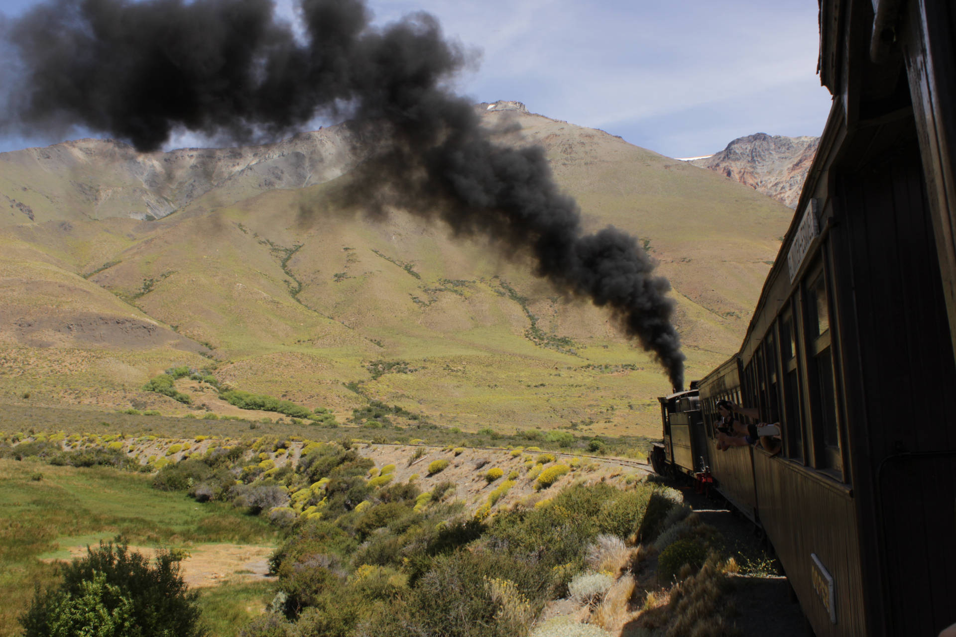 En dampdrevet lokomotiv tog udstøder tyk røg, da det trækker sig mod sin destination. Wallpaper