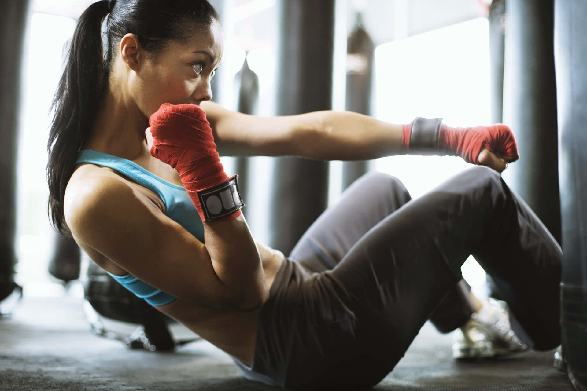 Enkvinna Tränar Boxning På Ett Gym.