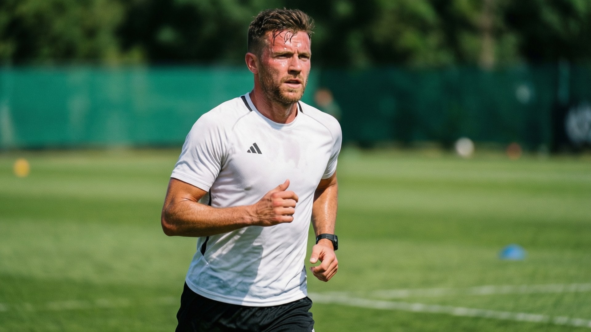 Tim Parker hard trainend op een zonnige dag