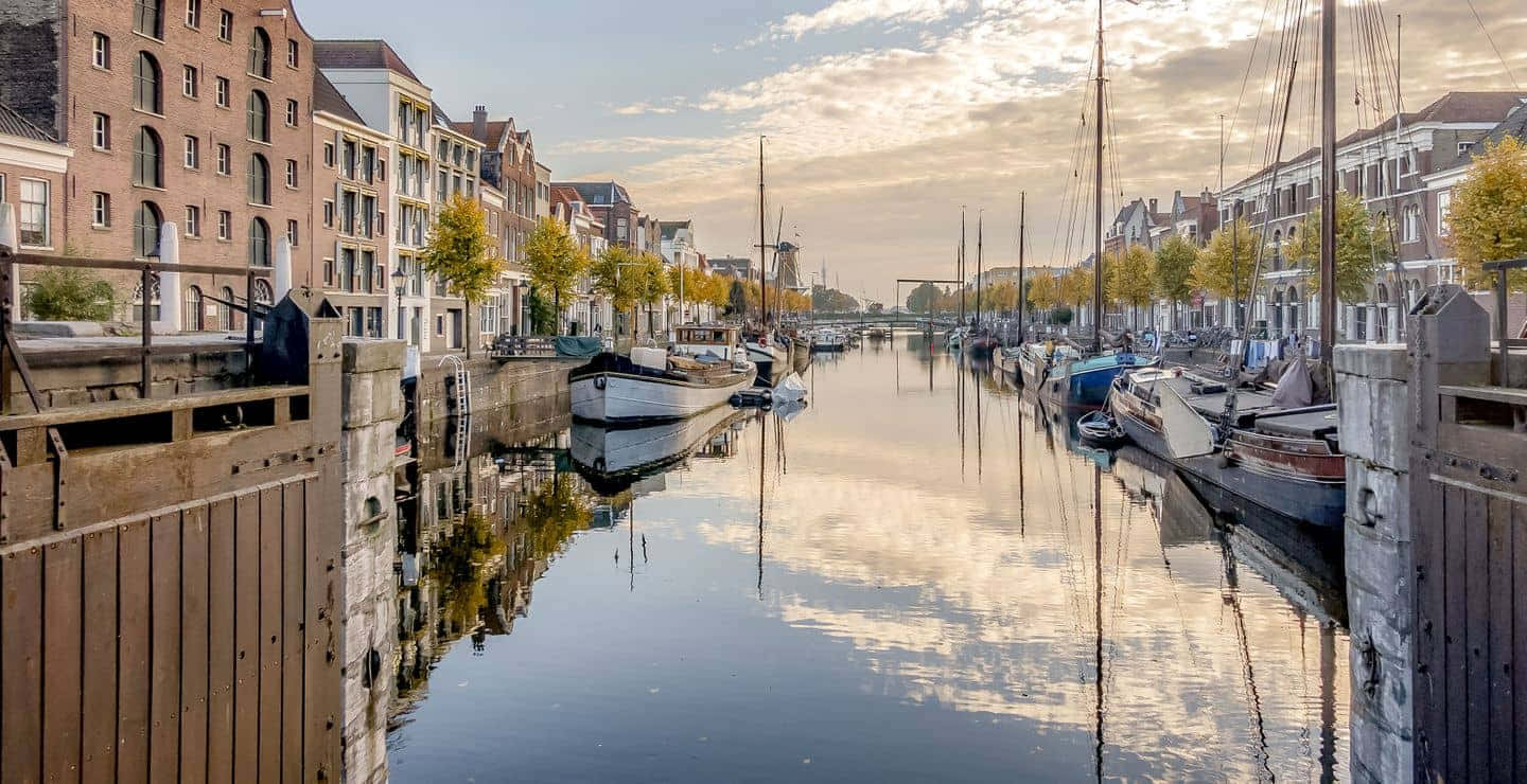 Rustige Nederlandse Grachten Scene Hoofddorp Achtergrond