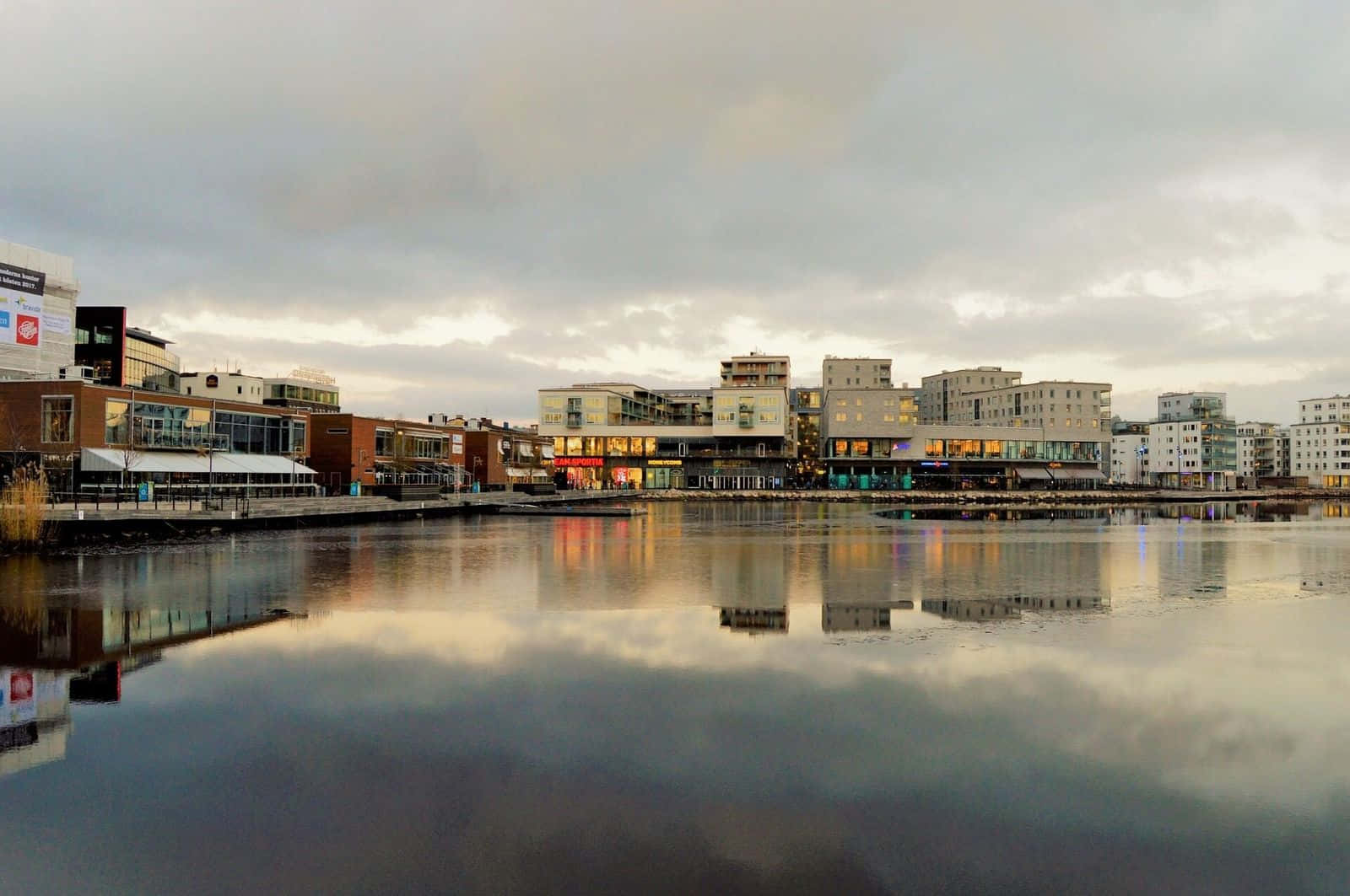 Rauhallinen Järvinäköala Jönköpingissä Auringonlaskussa Taustakuva