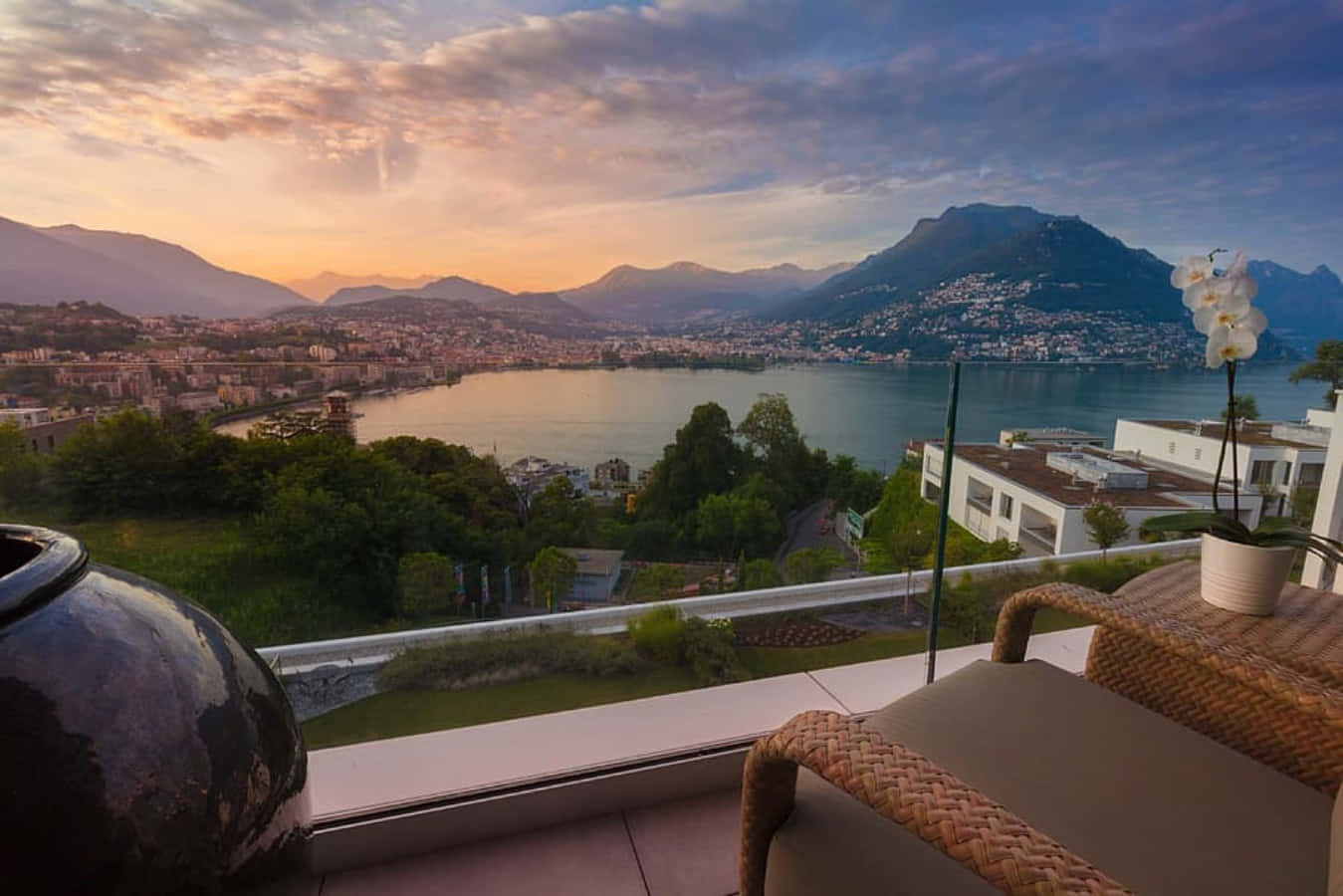 Rustige Zonsondergang Boven Het Meer Van Lugano Achtergrond