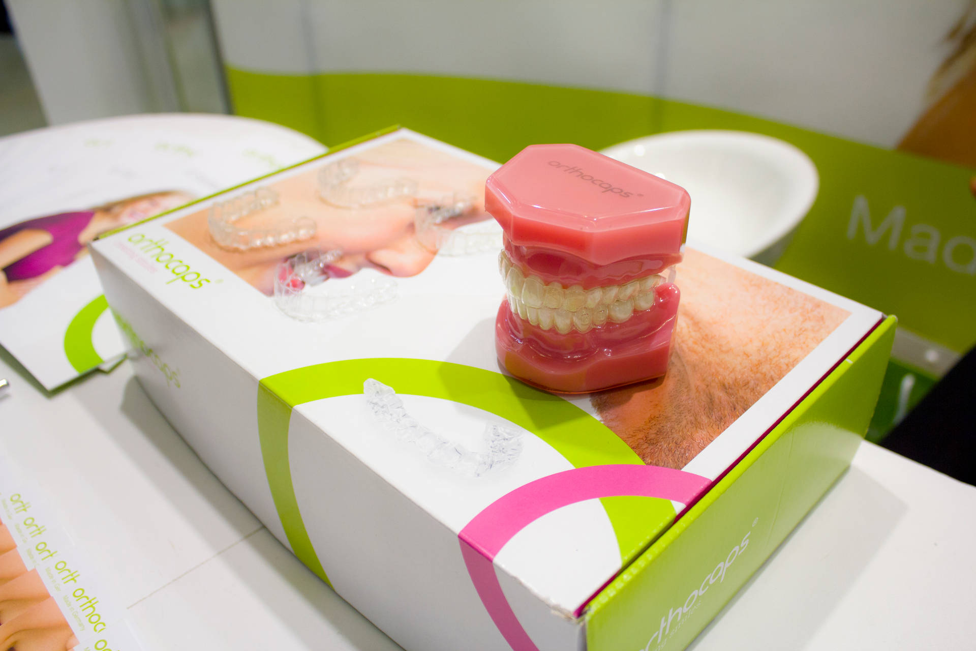 Modelode Dentes Com Alinhadores Transparentes De Odontologia. Papel de Parede