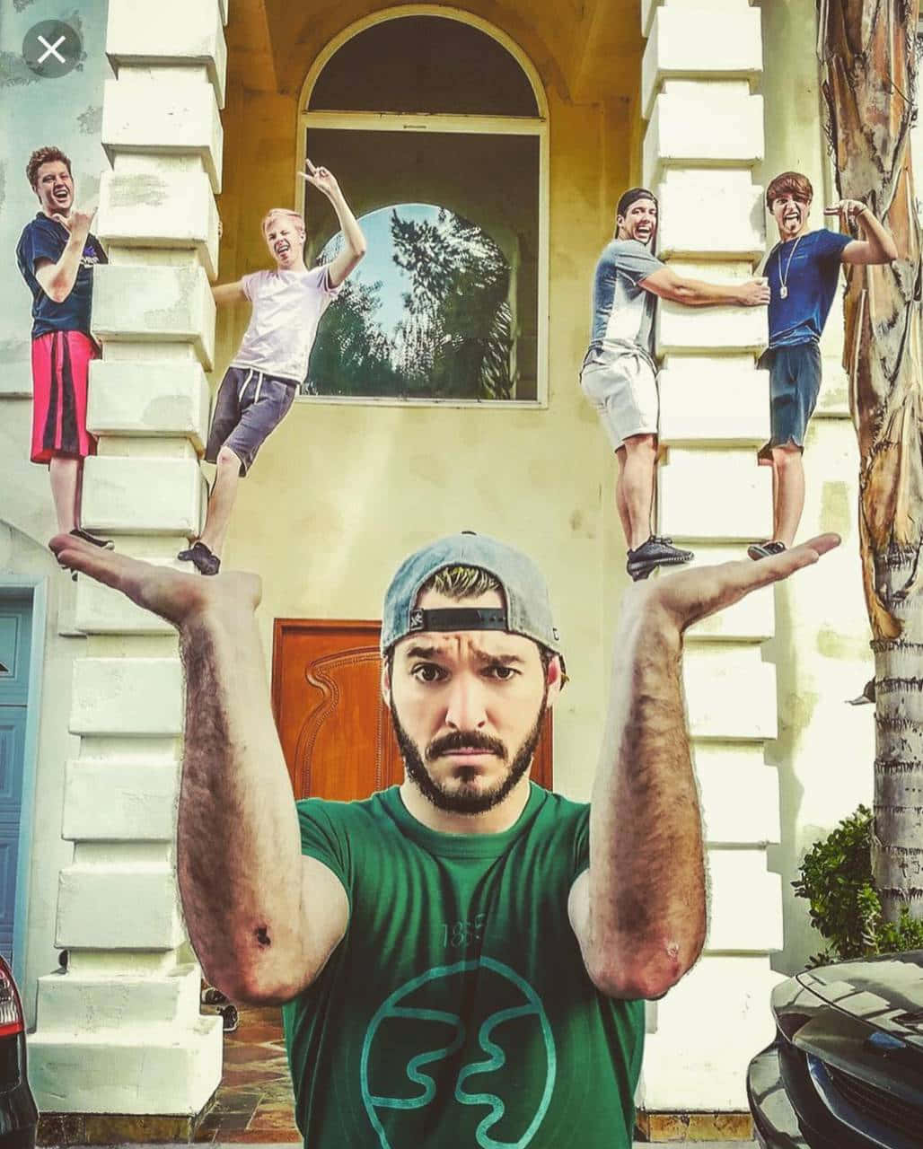 Einegruppe Menschen Posiert Vor Einem Haus. Wallpaper