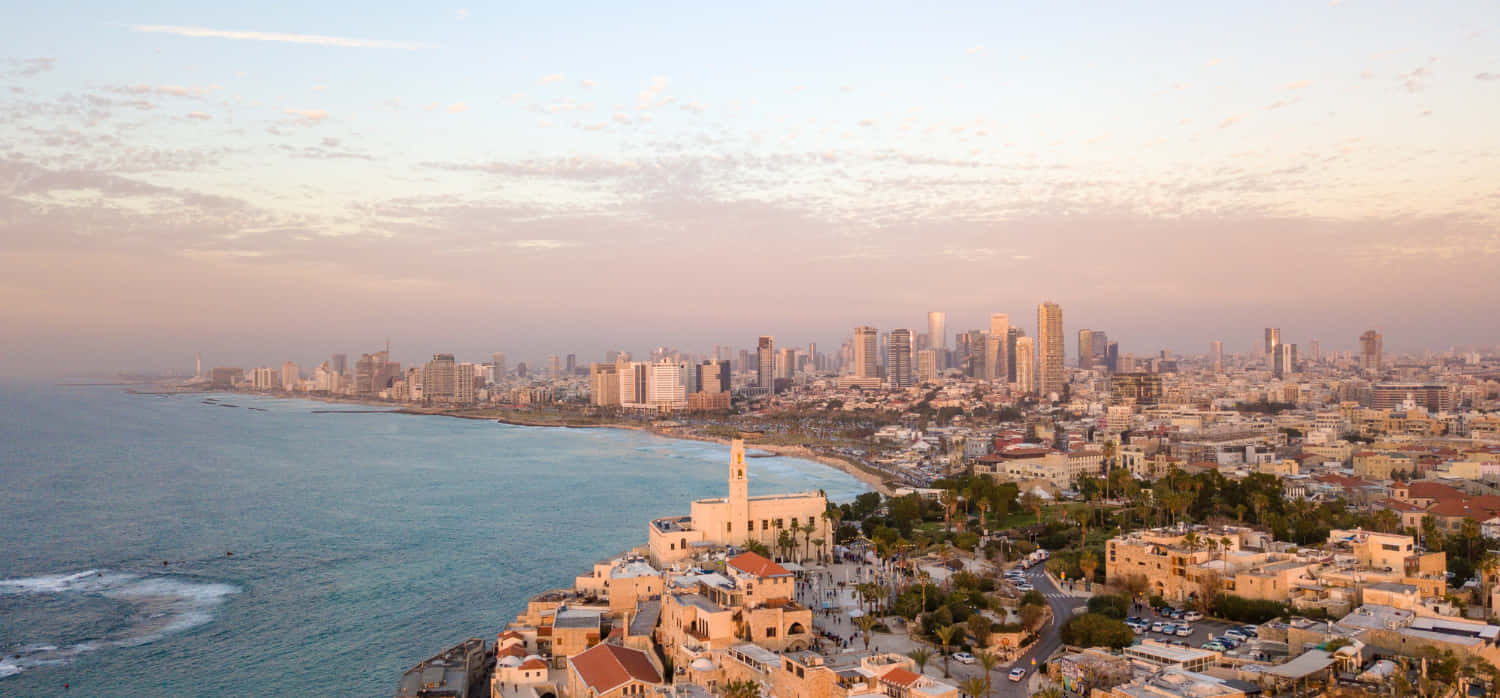 Et syn af byen Tel Aviv og havet i baggrunden Wallpaper