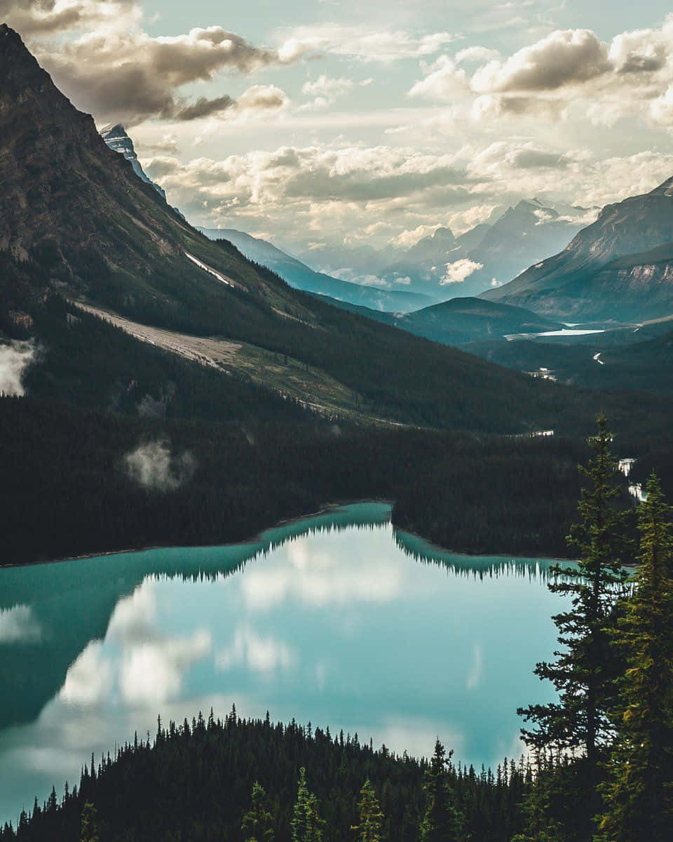 Expand your Travel Horizons with the Latest iPhones Wallpaper