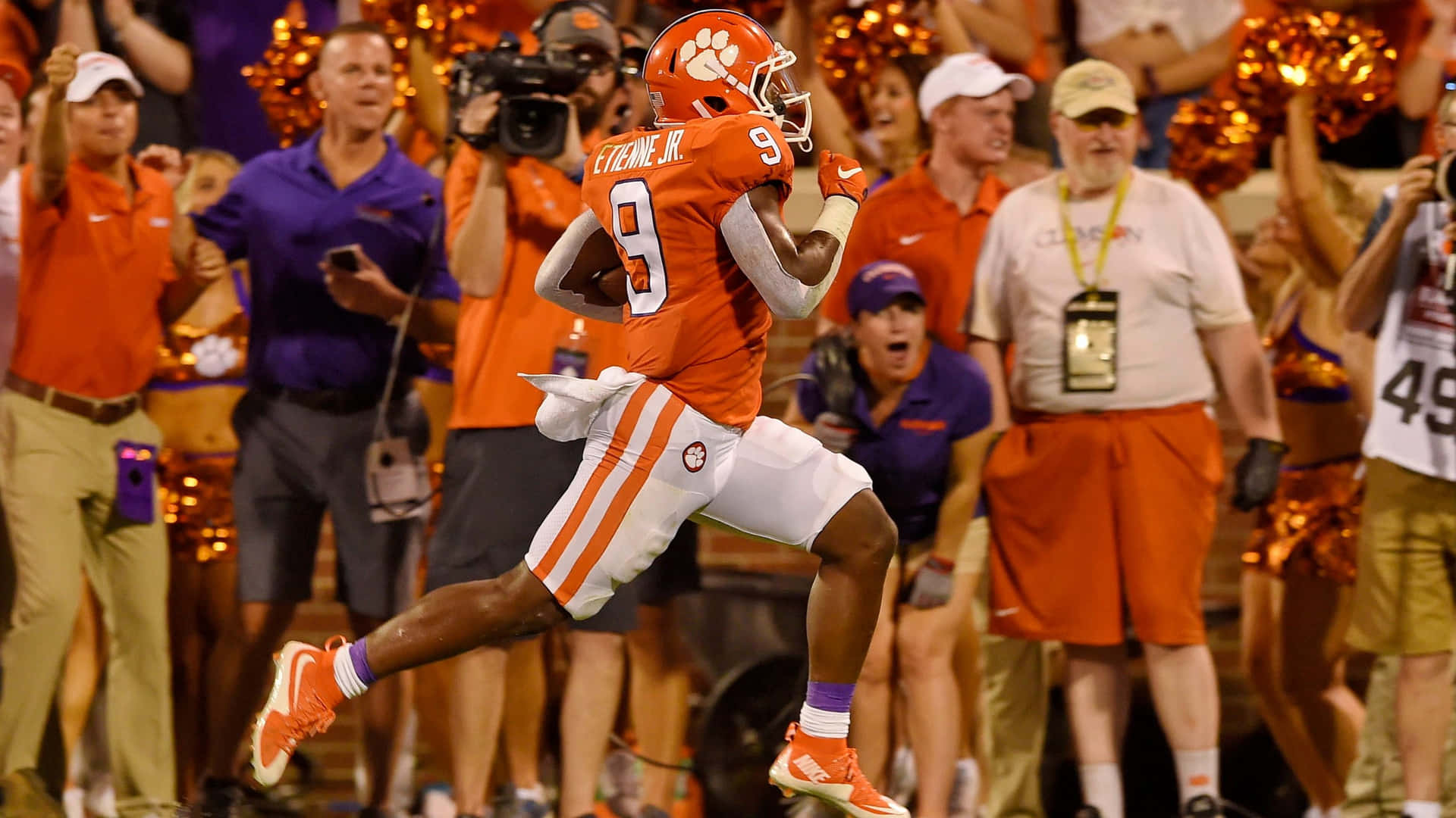 Travis Etienne Clemson Football Action Wallpaper