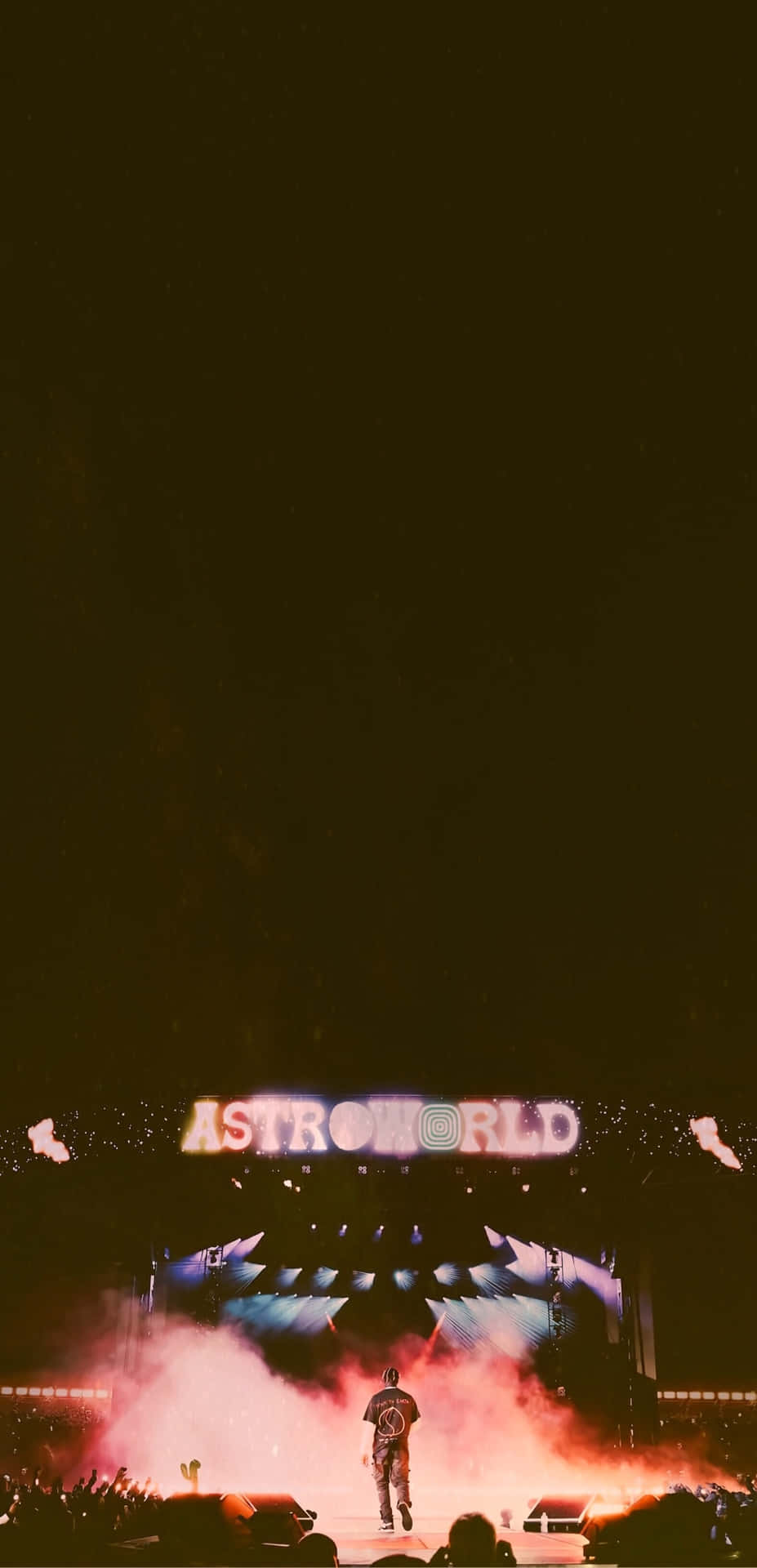 Fans hylder efter en optræden for Travis Scotts Astroworld Tour, under et lit opskydningsrum, der stirrer ud i en nattehimmel tapet. Wallpaper
