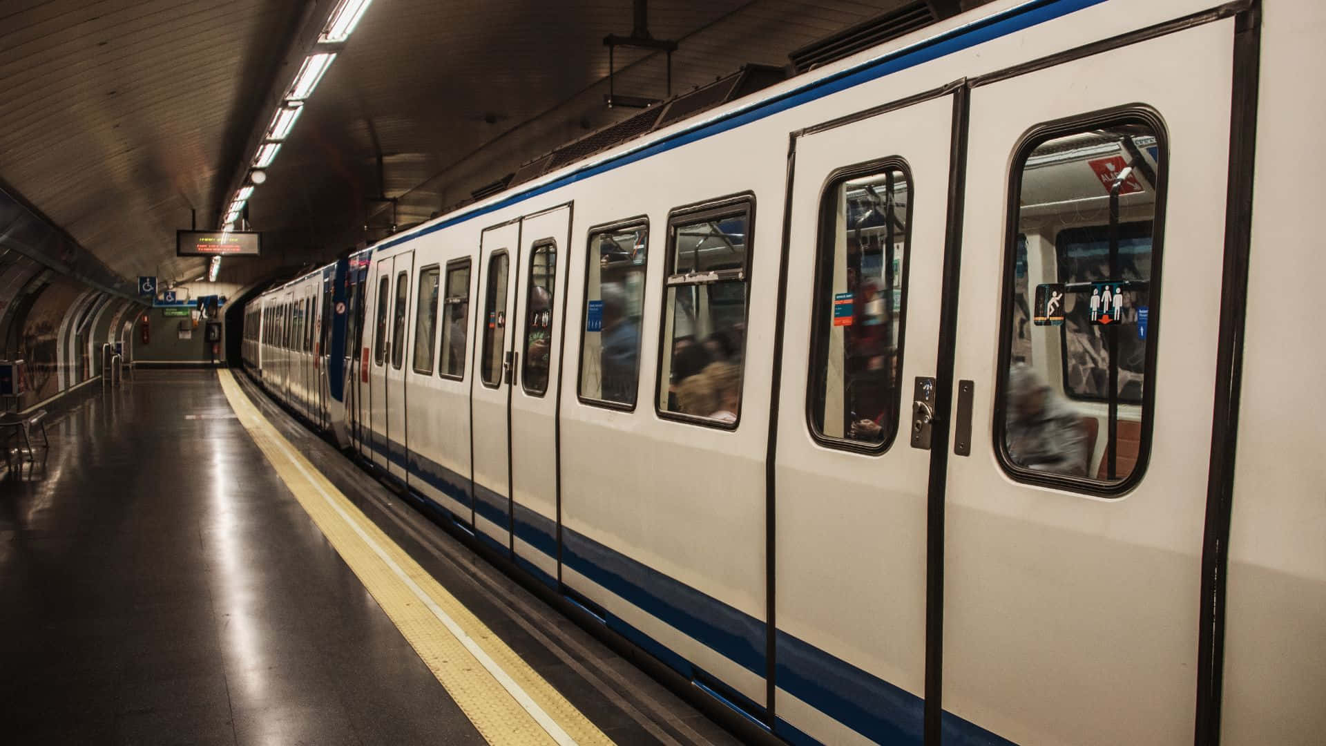 Trenodella Metropolitana In Movimento