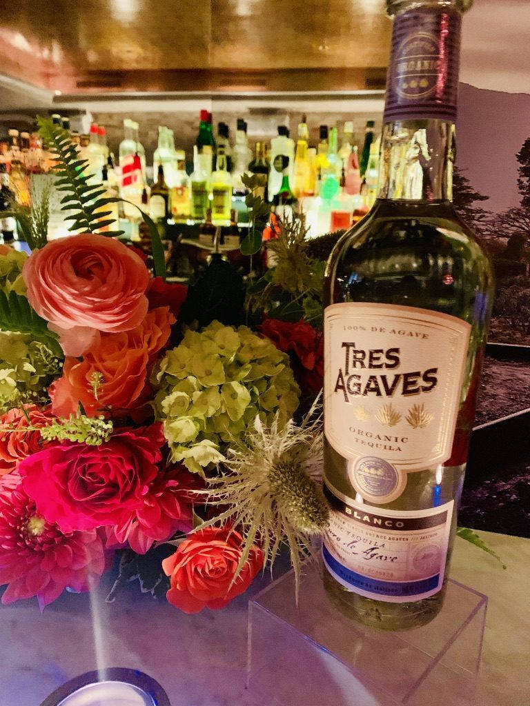 Tres Agaves Økologisk Blanco Tequila Blomster-Tapet: En tequila-blomstret baggrund, der repræsenterer agavefamilien. Wallpaper