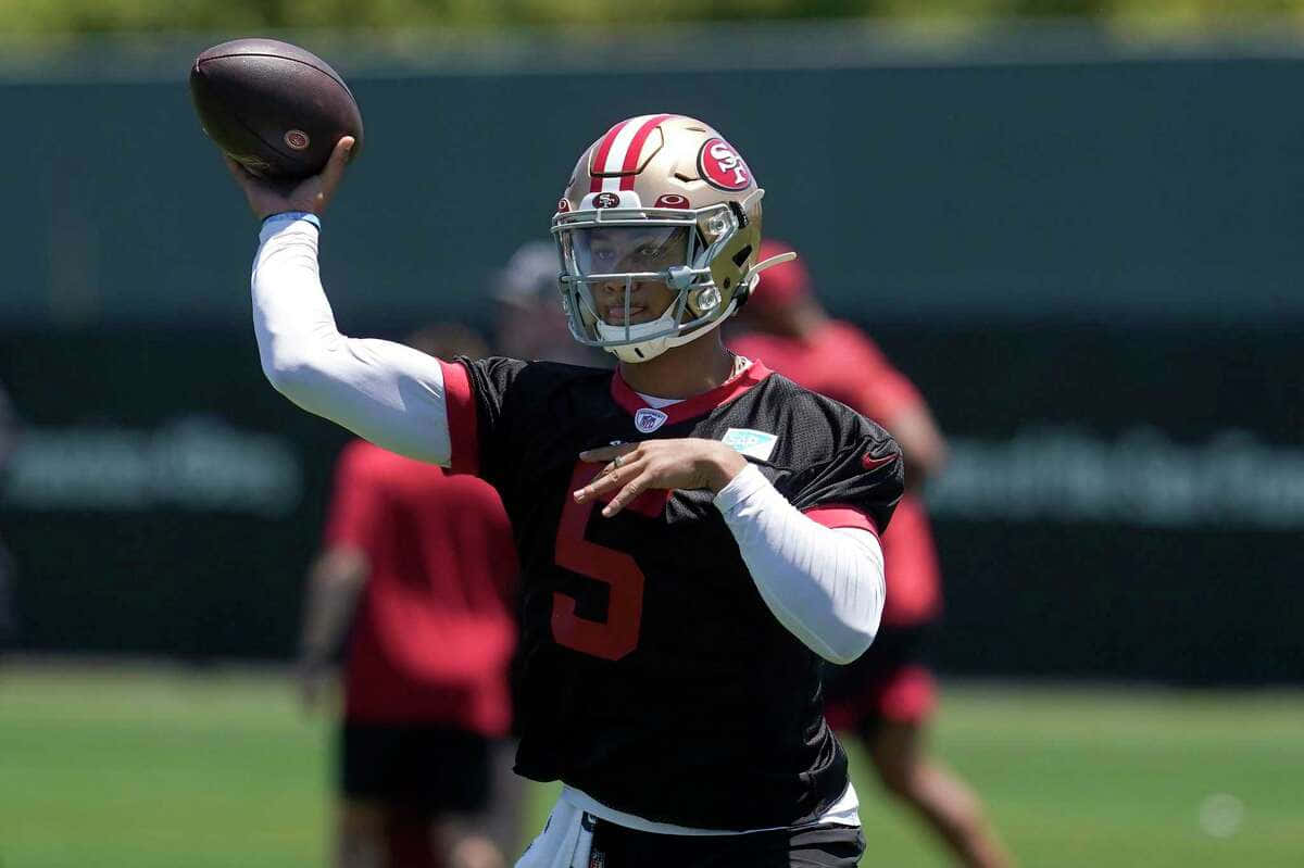 Trey Lance49ers Practice Throw Wallpaper