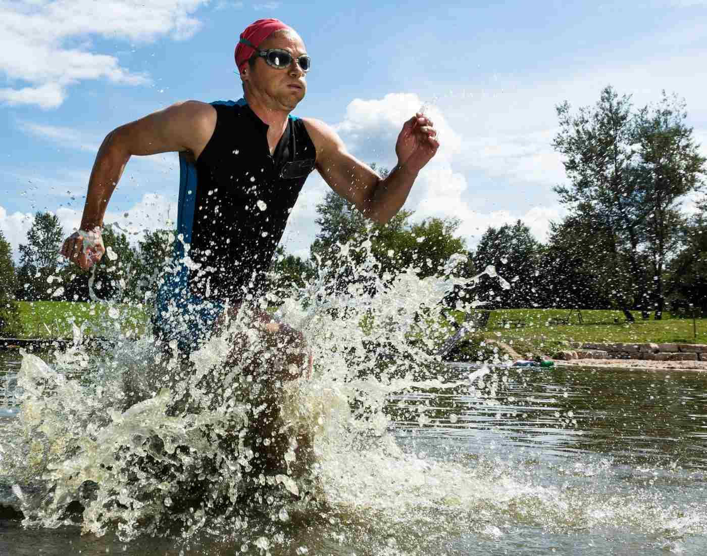 Triathlonathlet Kommt Aus Dem Wasser Heraus. Wallpaper