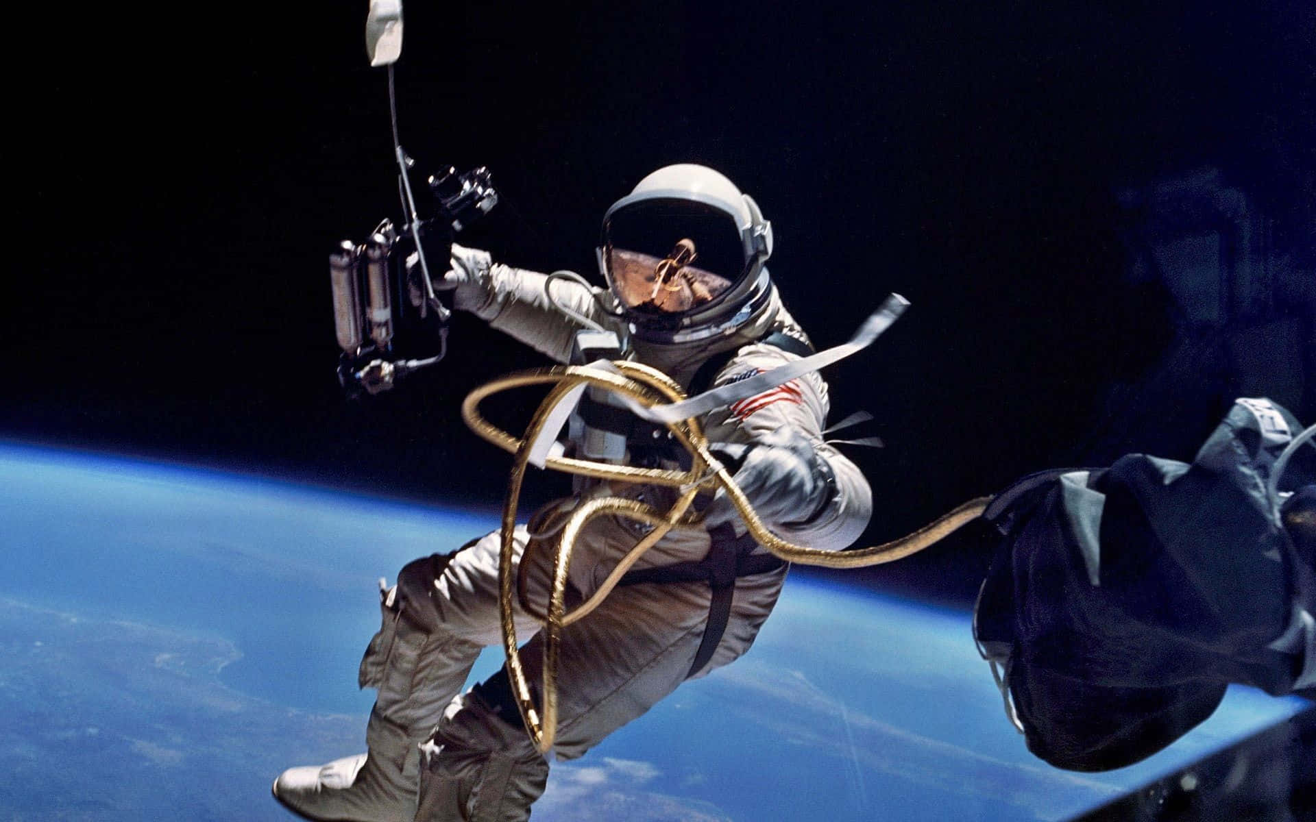Udforsk universet med en trippet astronaut i rummet. Wallpaper