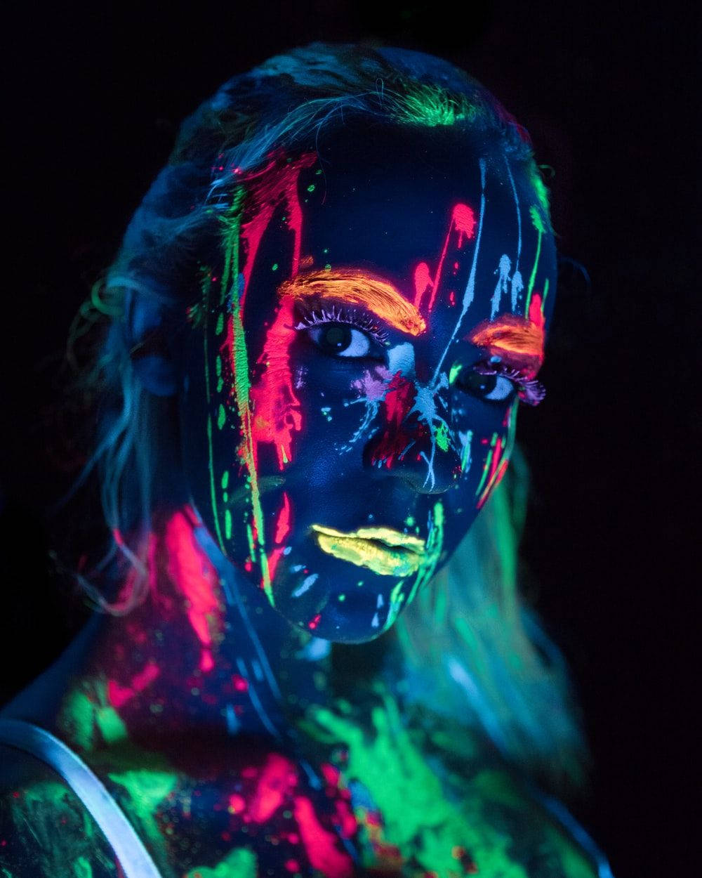 Trippydunkles Mädchen Mit Neonfarbe. Wallpaper