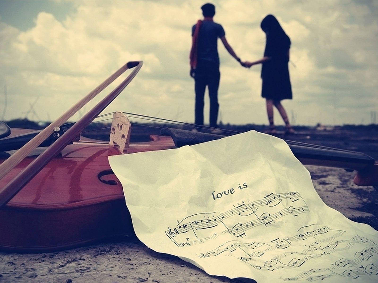 Trist Kærlighedspar Med Violin Wallpaper