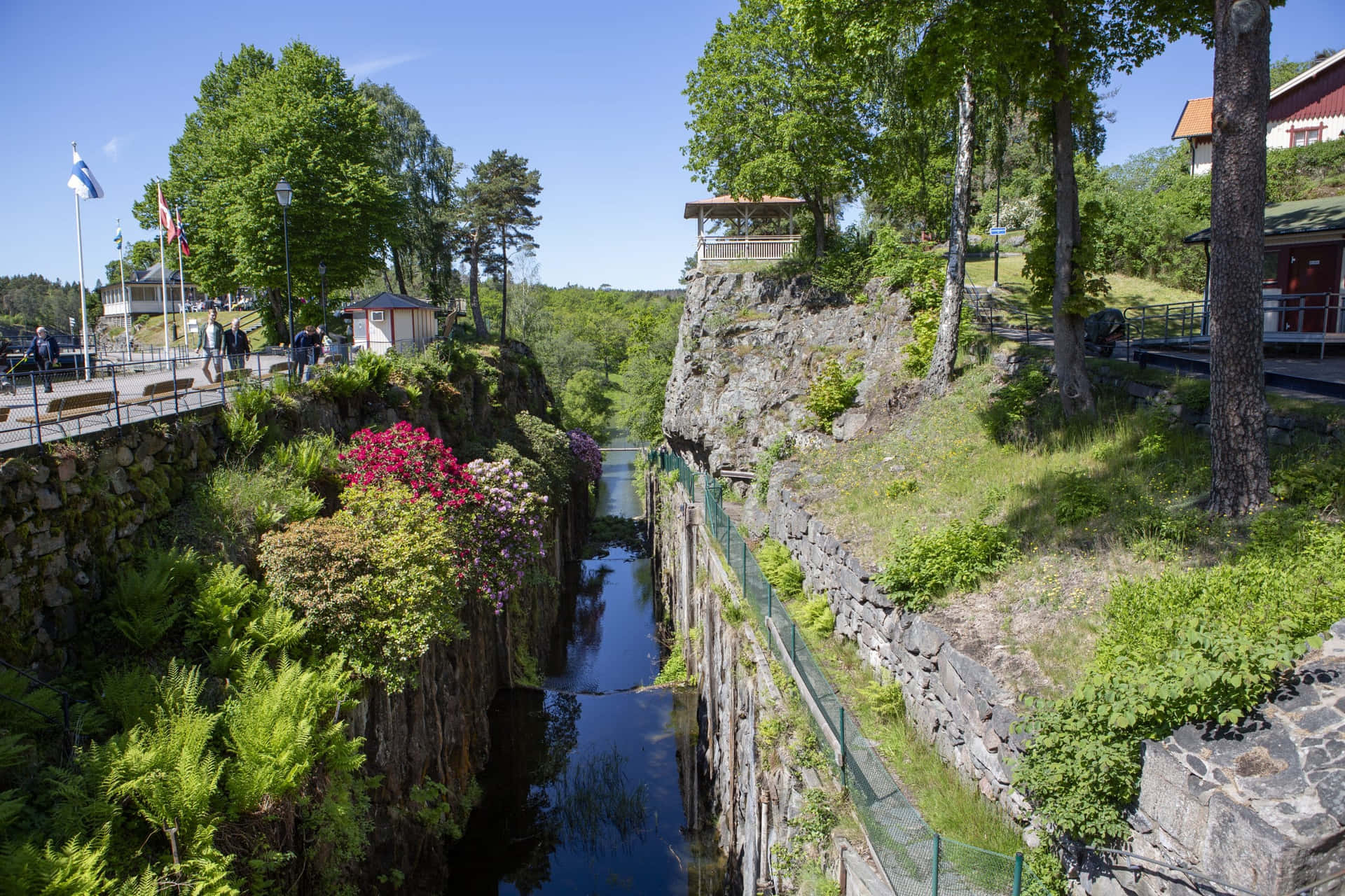 Trollhattan Canal Lock Sunny Day Wallpaper