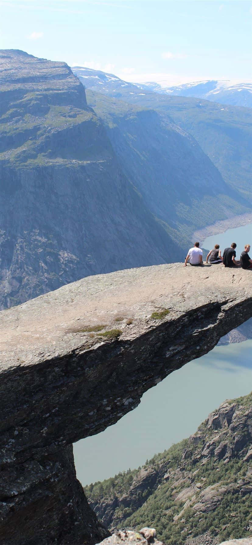 Trolltunga i Norge landskabsscene Wallpaper