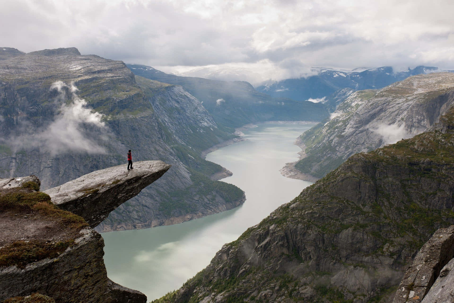 Meravigliosavista Della Roccia Di Trolltunga, Norvegia Sfondo