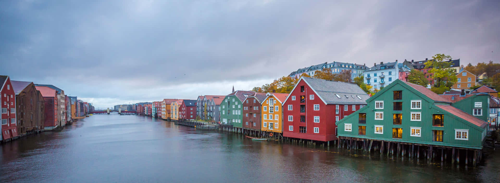 Panorama Tepian Sungai Nidelva Di Trondheim Wallpaper