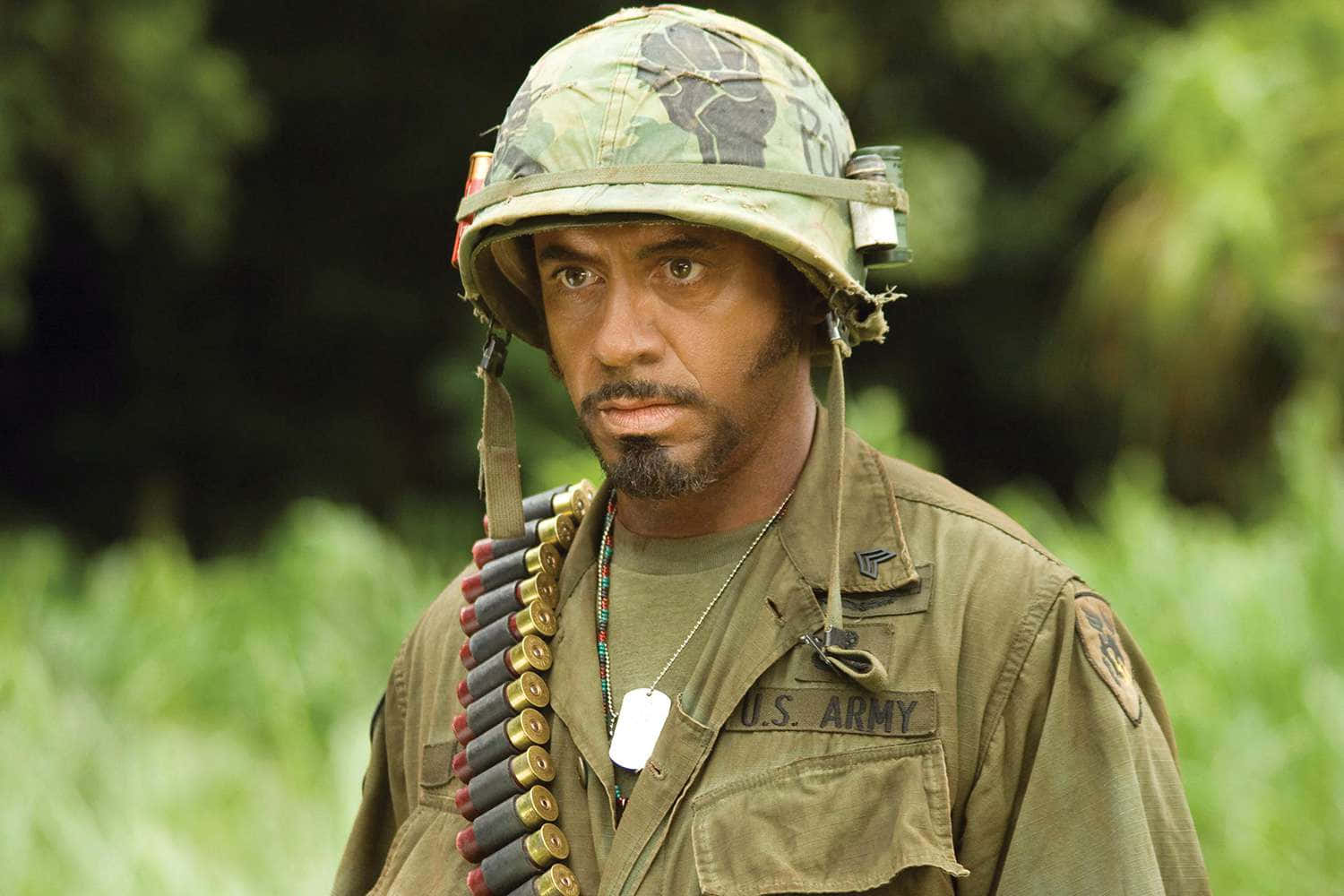 Tropic Thunder Personage In Legeruitrusting Achtergrond