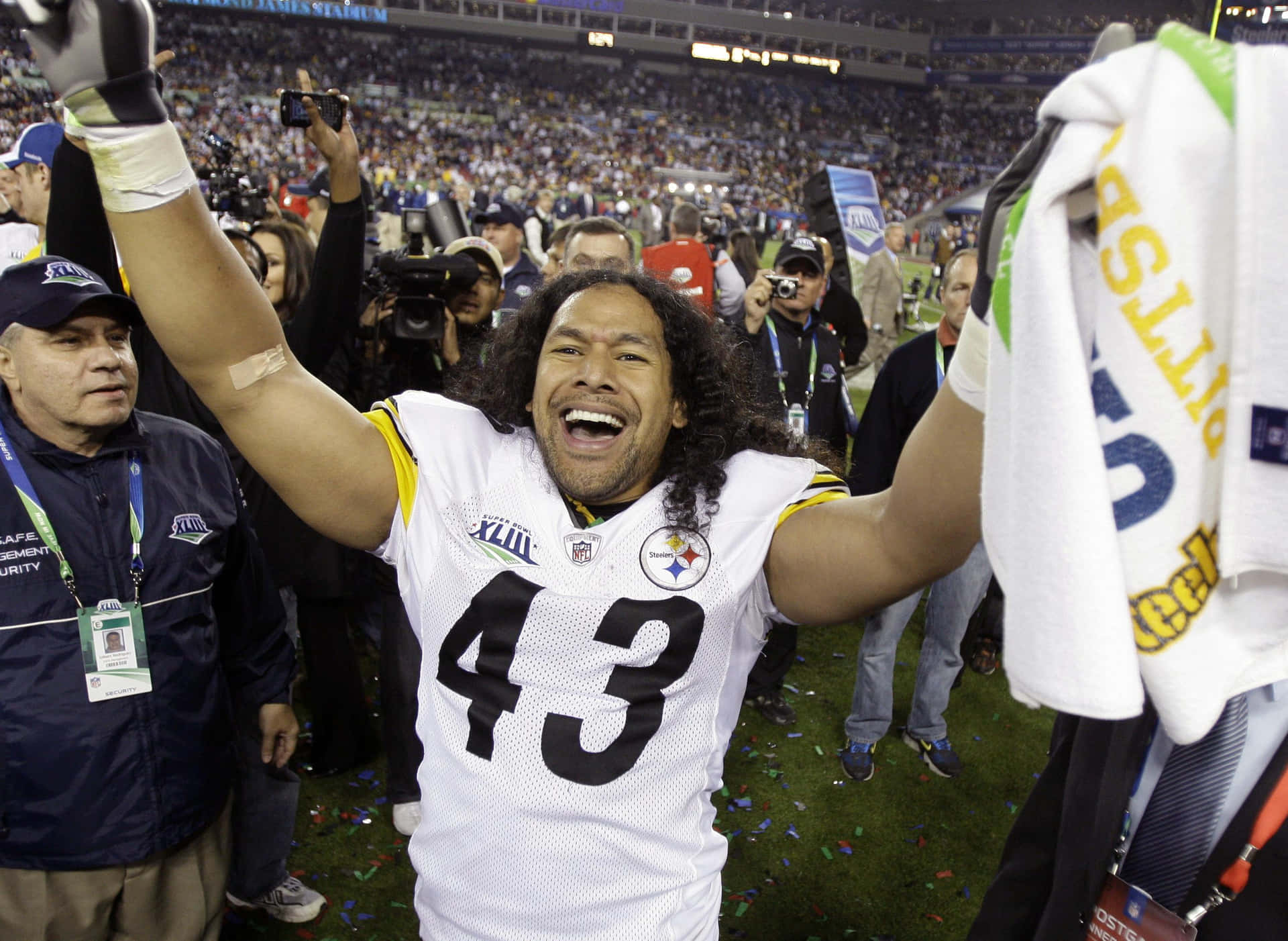 Troy Polamalu, NFL-stjerne og Super Bowl XLIII-mestre med Pittsburgh Steelers, smiler på denne flotte baggrund. Wallpaper