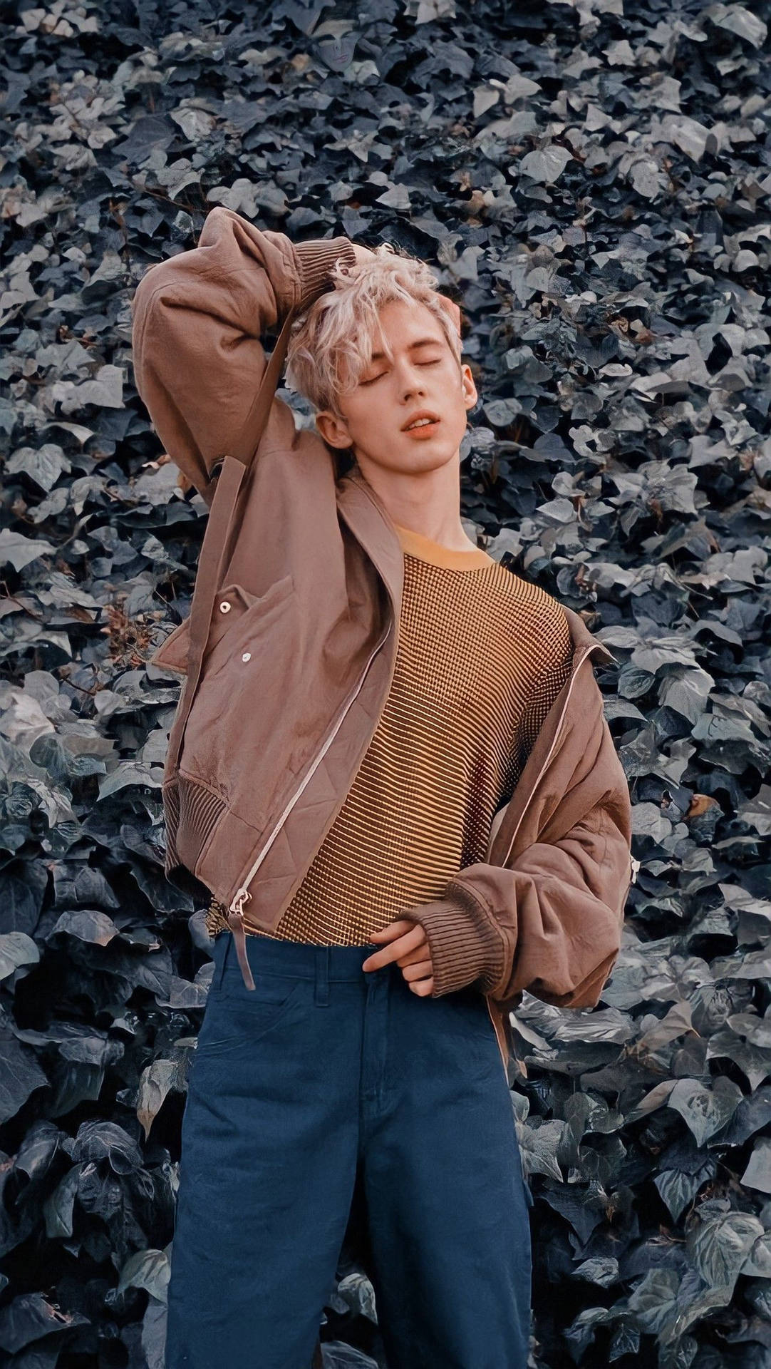 Troye Sivan fashionable tøjdragt Wallpaper