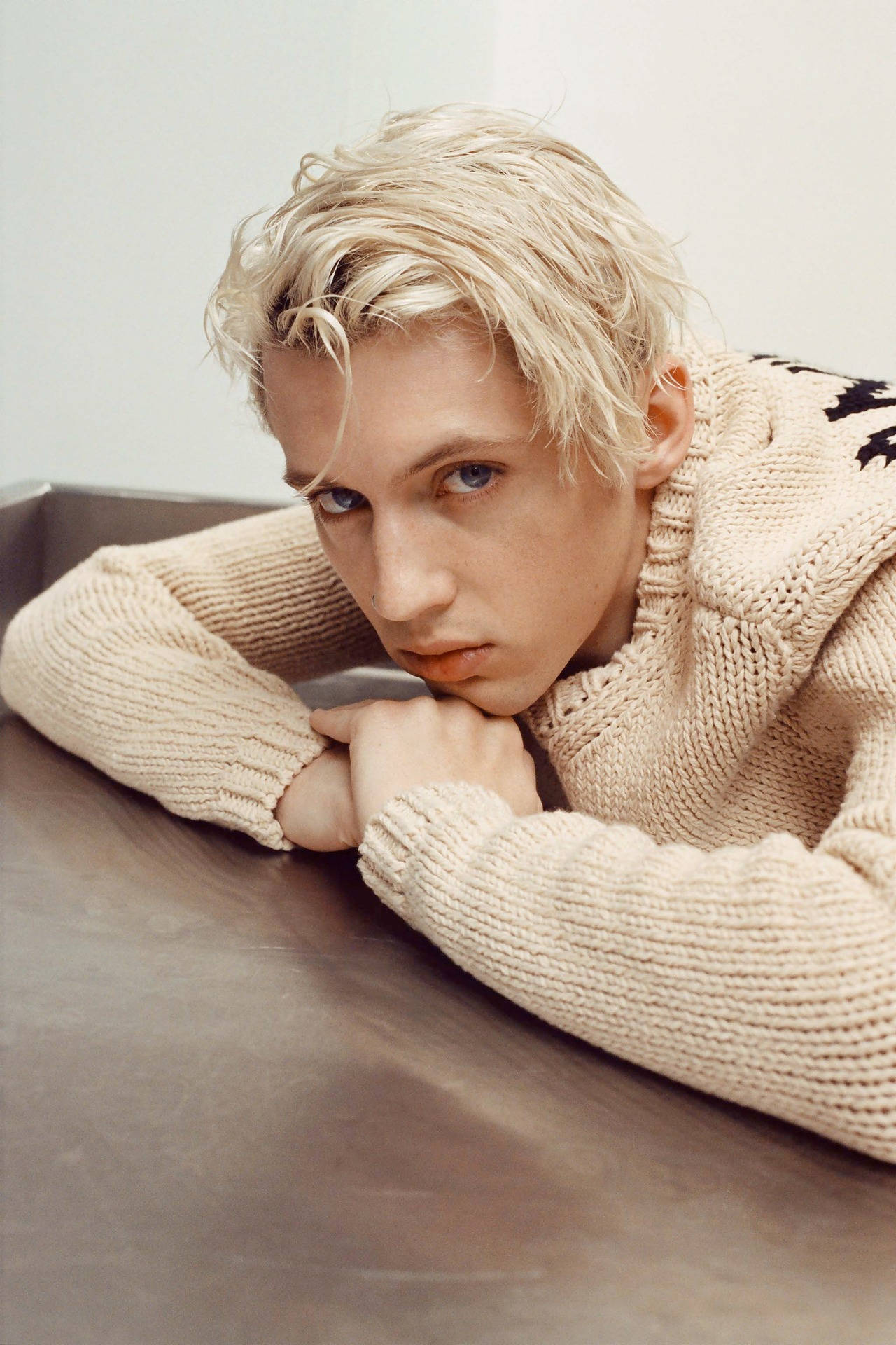 Troye Sivan Handsome Blonde Wallpaper