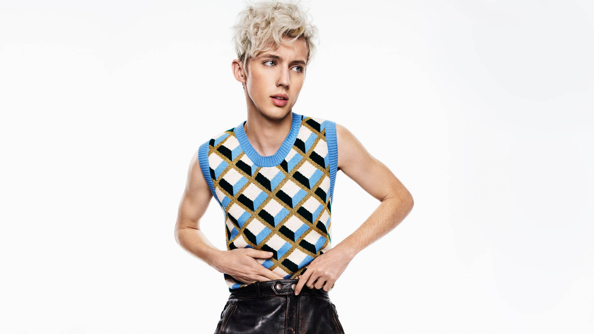 Troyesivan I Blå Retrokläder. (this Would Be An Appropriate Caption For A Computer Or Mobile Wallpaper Featuring A Photo Of Troye Sivan Wearing Blue Retro Clothing.) Wallpaper