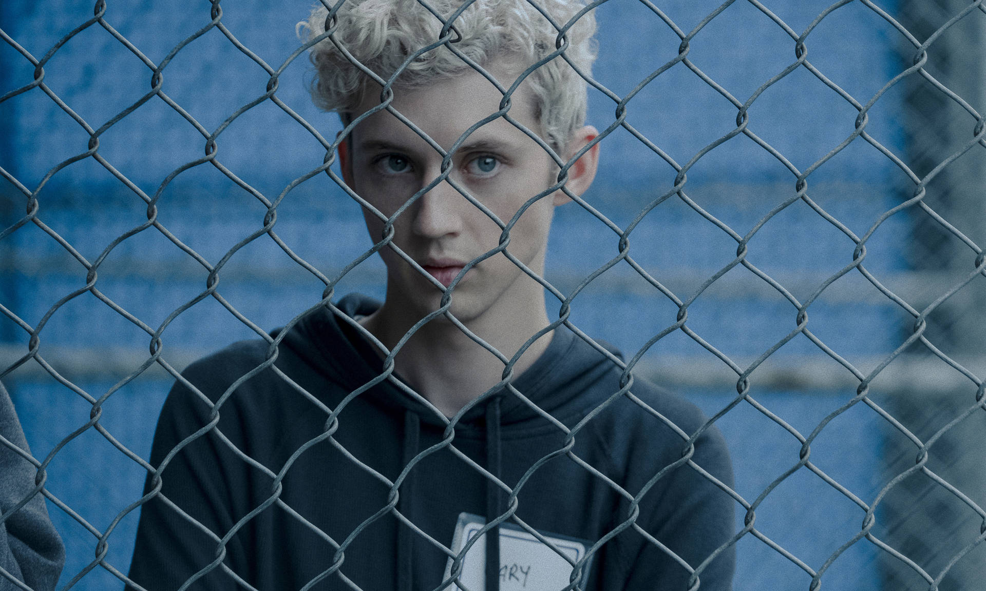 Troye Sivan i Boy Erased Album Cover Uniform Computer Wallpaper Wallpaper