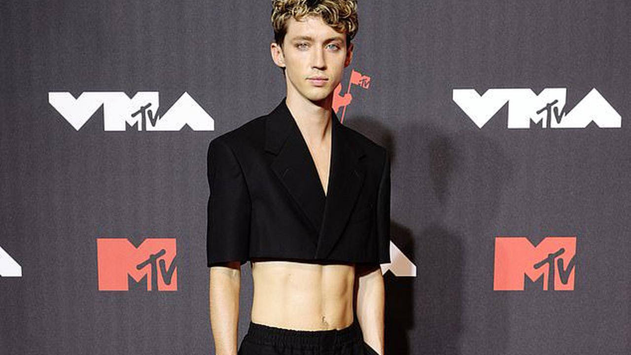 Troye Sivan at MTV's VMAs Wallpaper