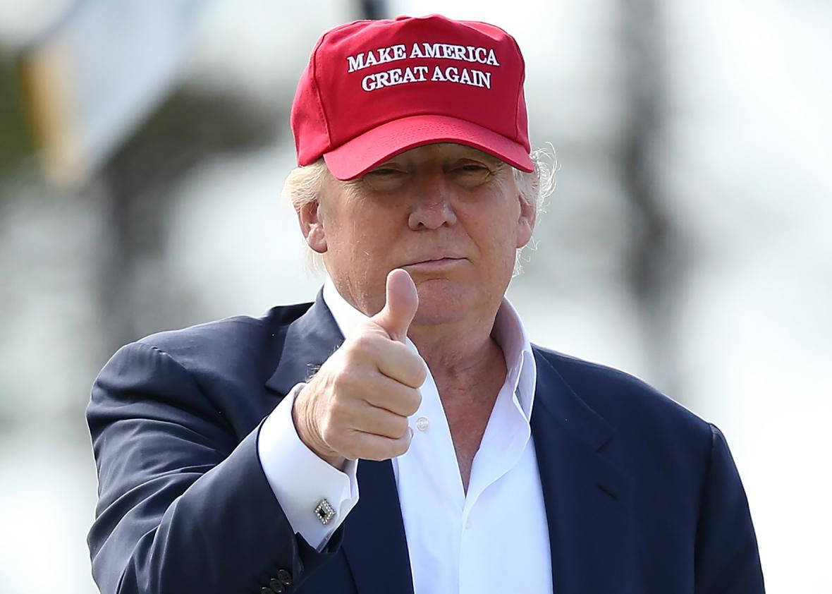 Præsident Trump Thumbs Up i Rødt Hovedtøj Wallpaper
