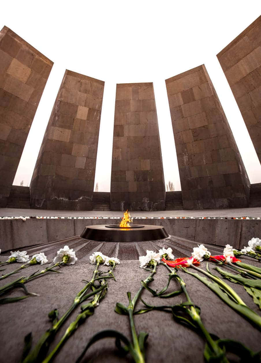 Tsitsernakaberd,complejo Conmemorativo Del Genocidio Armenio: Flores Fondo de pantalla