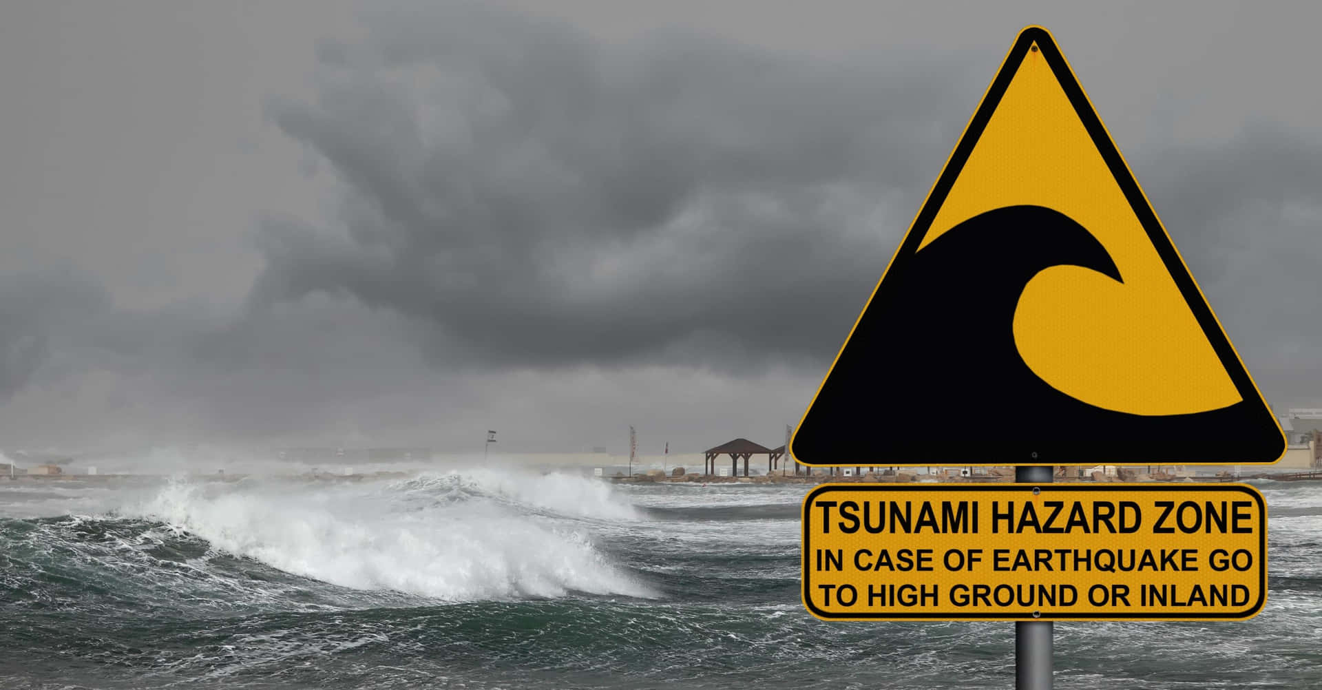 Enmassiv Tsunami Närmar Sig Stranden.