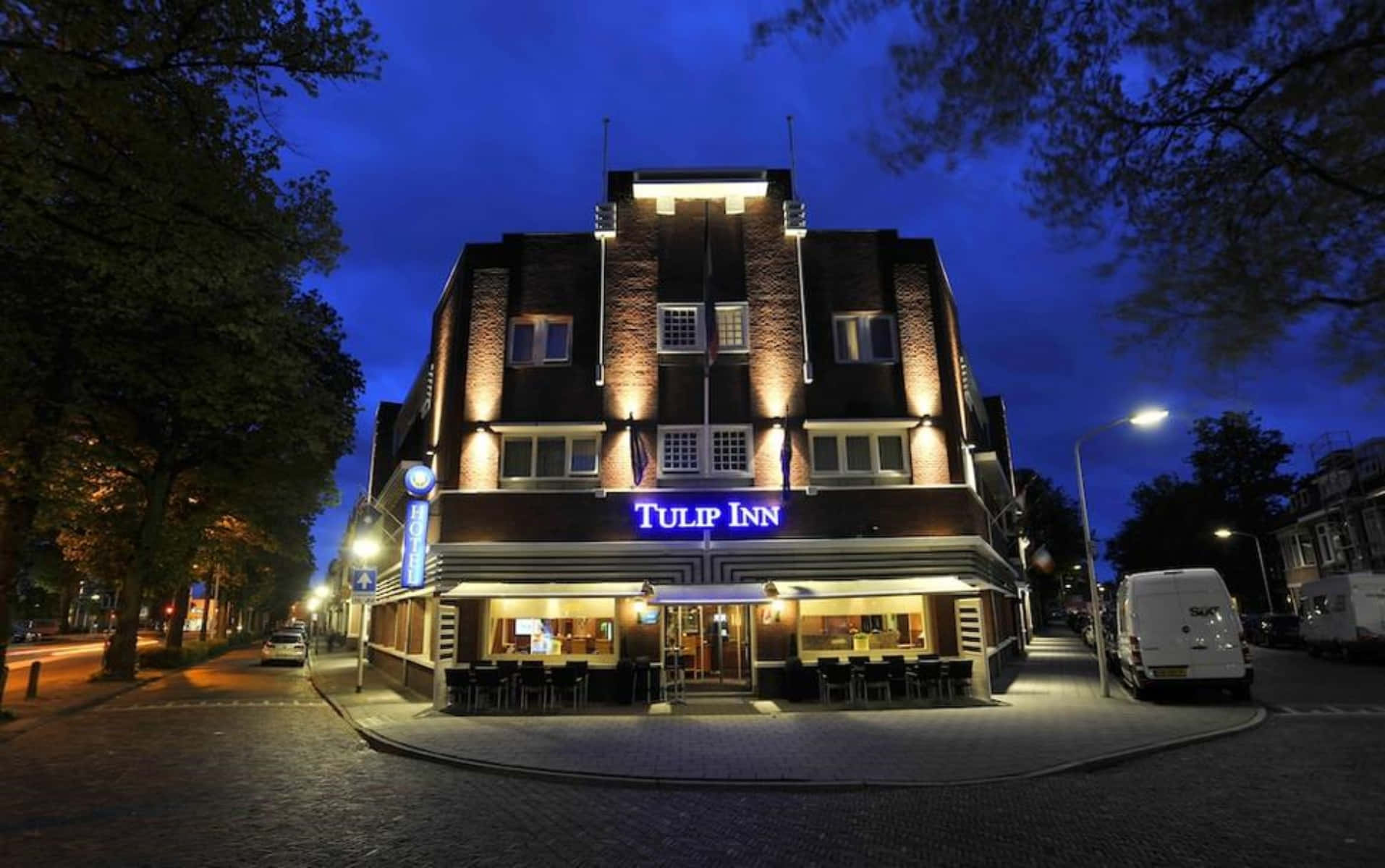 Tulip Inn Hotel Bergen Op Zoom Nighttime Wallpaper