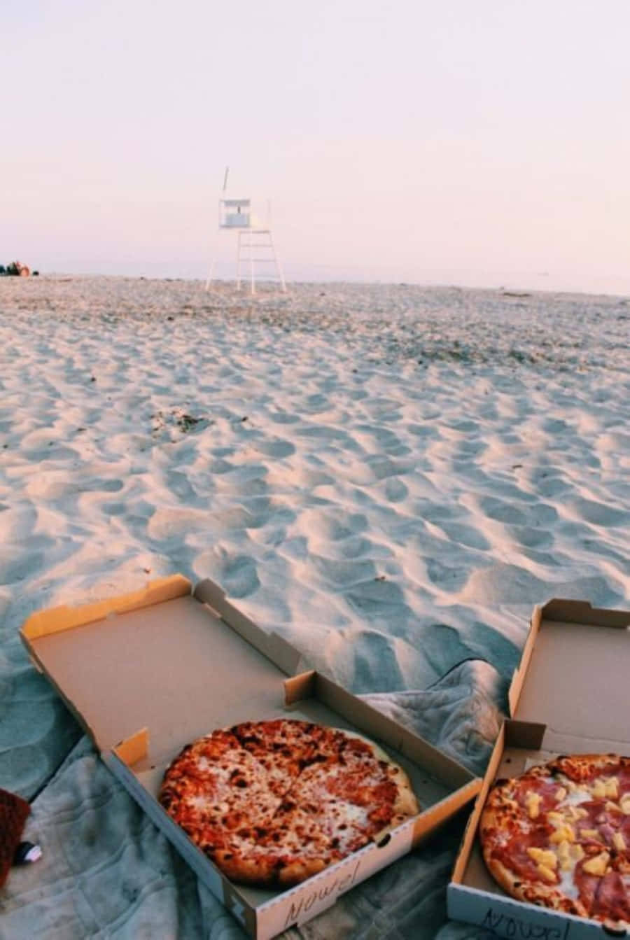 Tvåpizzakartonger På Stranden
