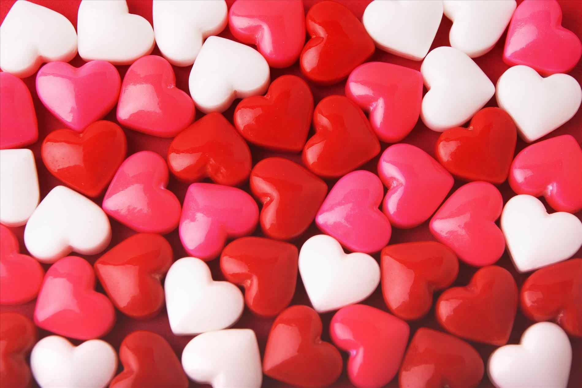 Einhaufen Roter Und Weißer Herzförmiger Süßigkeiten. Wallpaper
